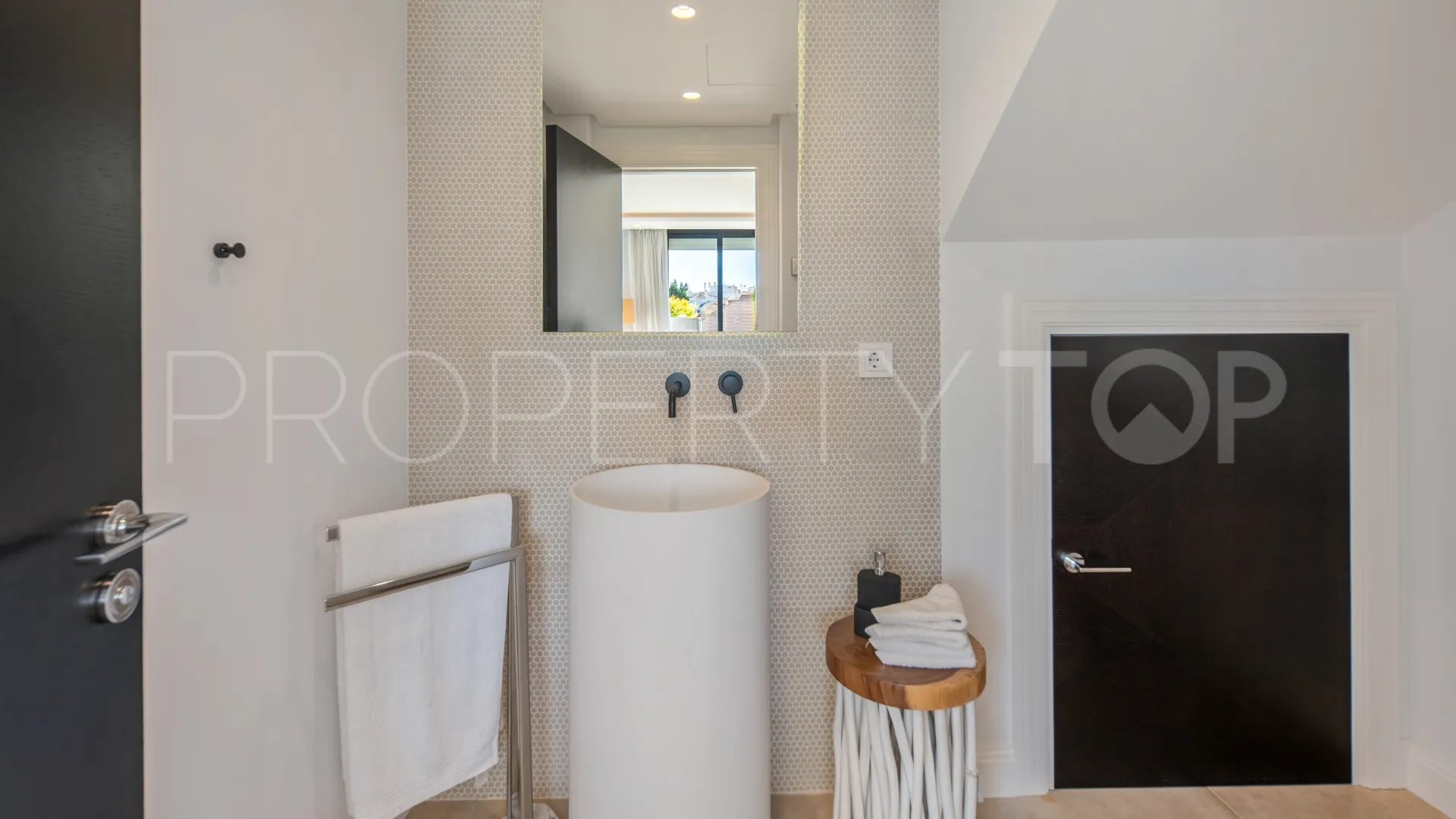 For sale villa in Nueva Andalucia