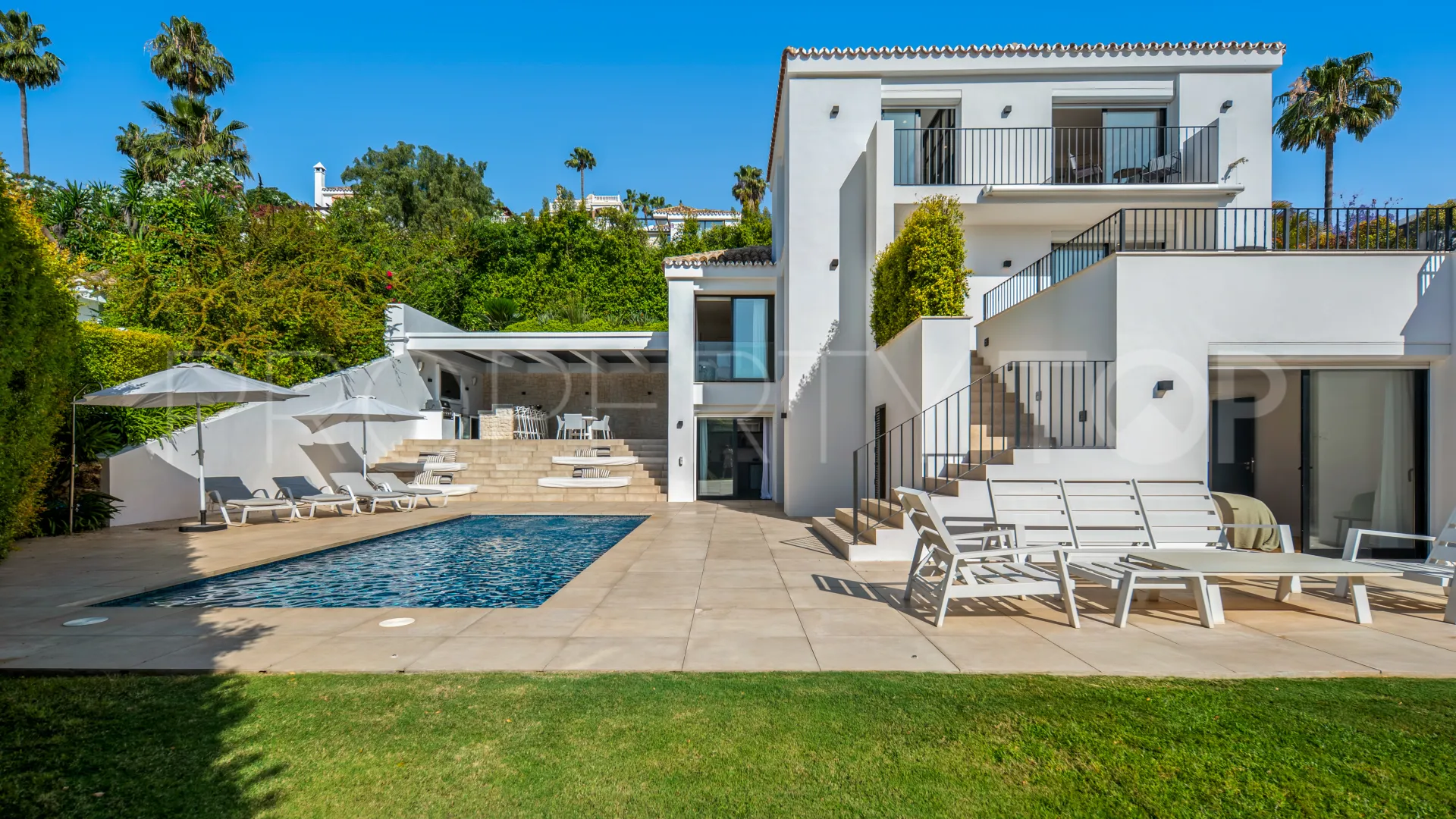 For sale villa in Nueva Andalucia