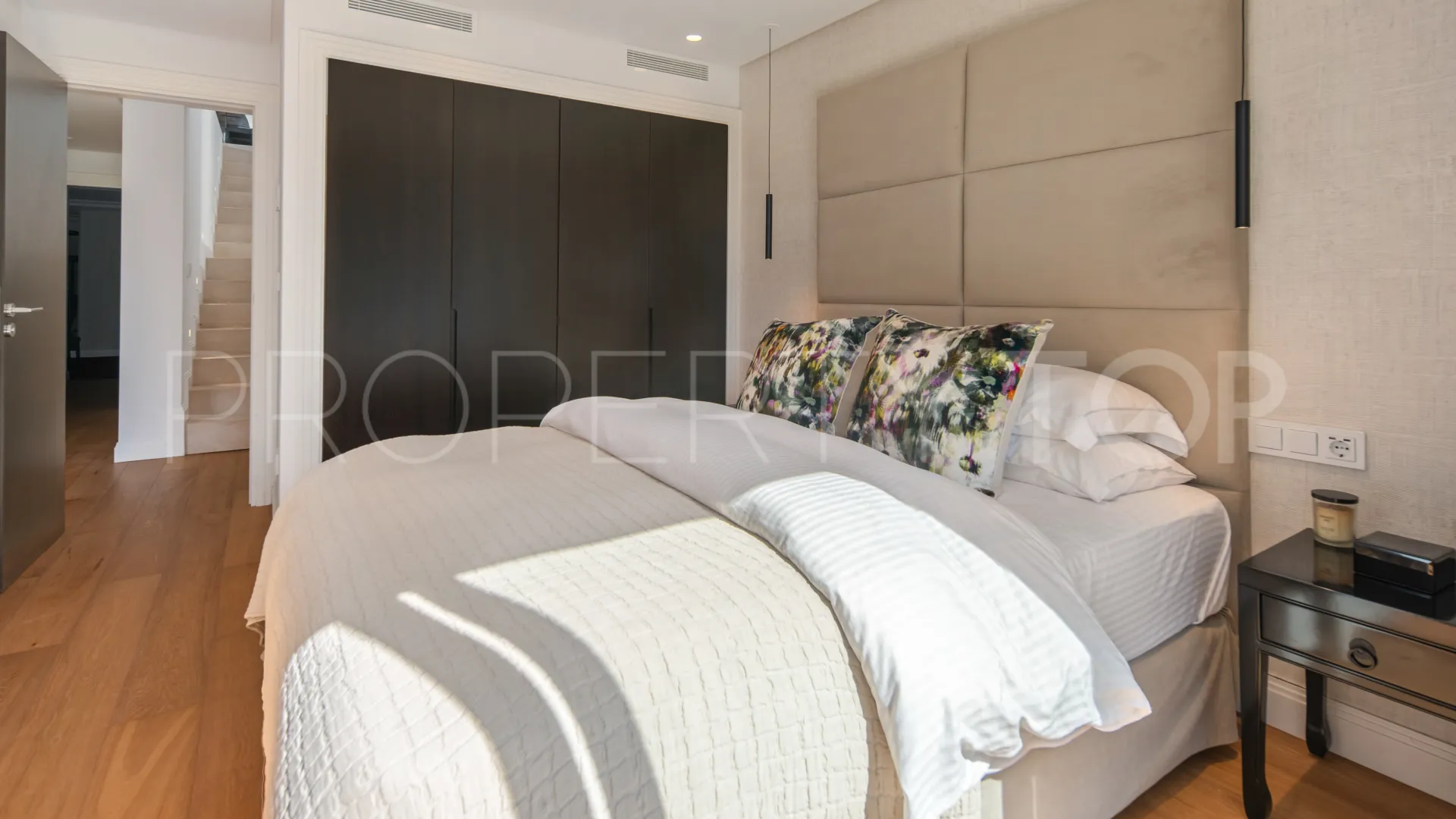 For sale villa in Nueva Andalucia