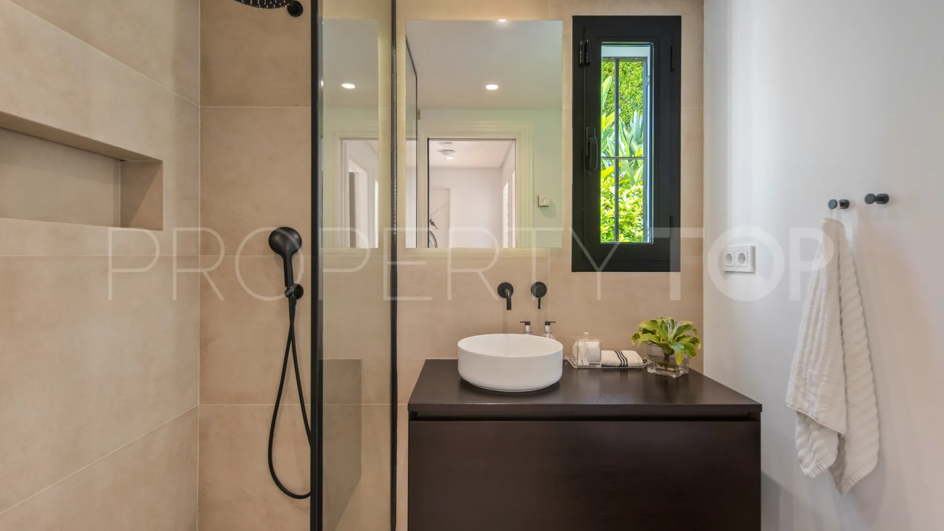 For sale villa in Nueva Andalucia