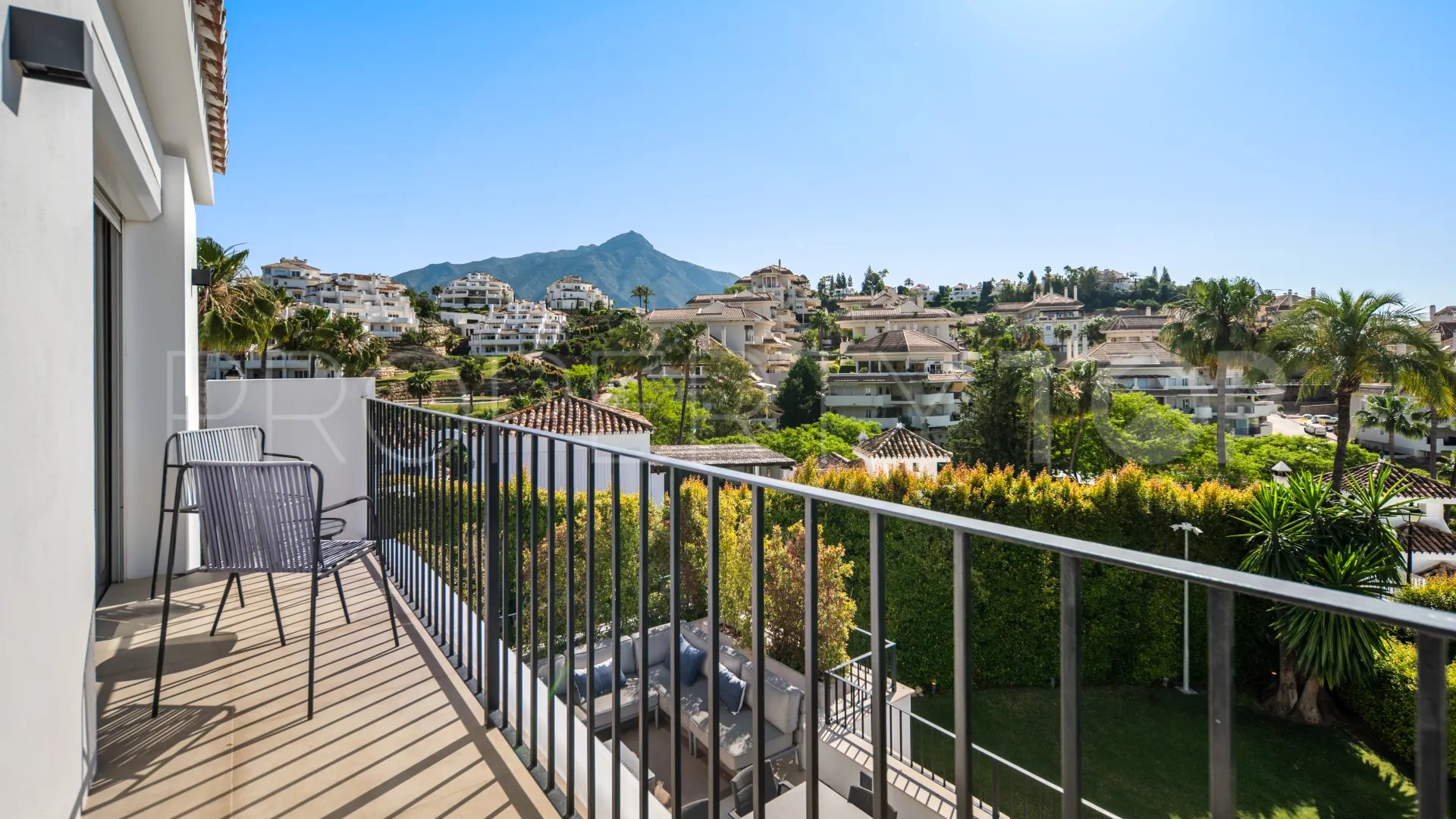 For sale villa in Nueva Andalucia
