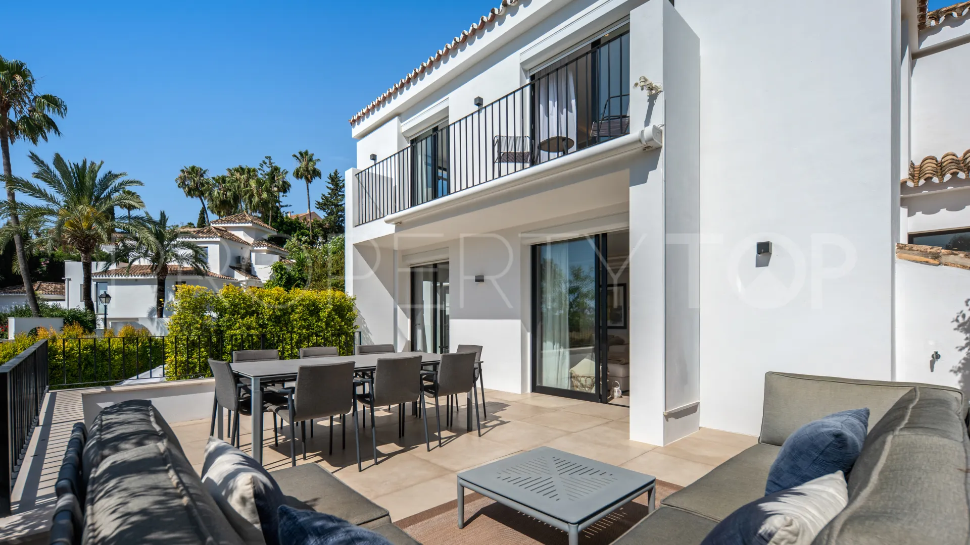 For sale villa in Nueva Andalucia