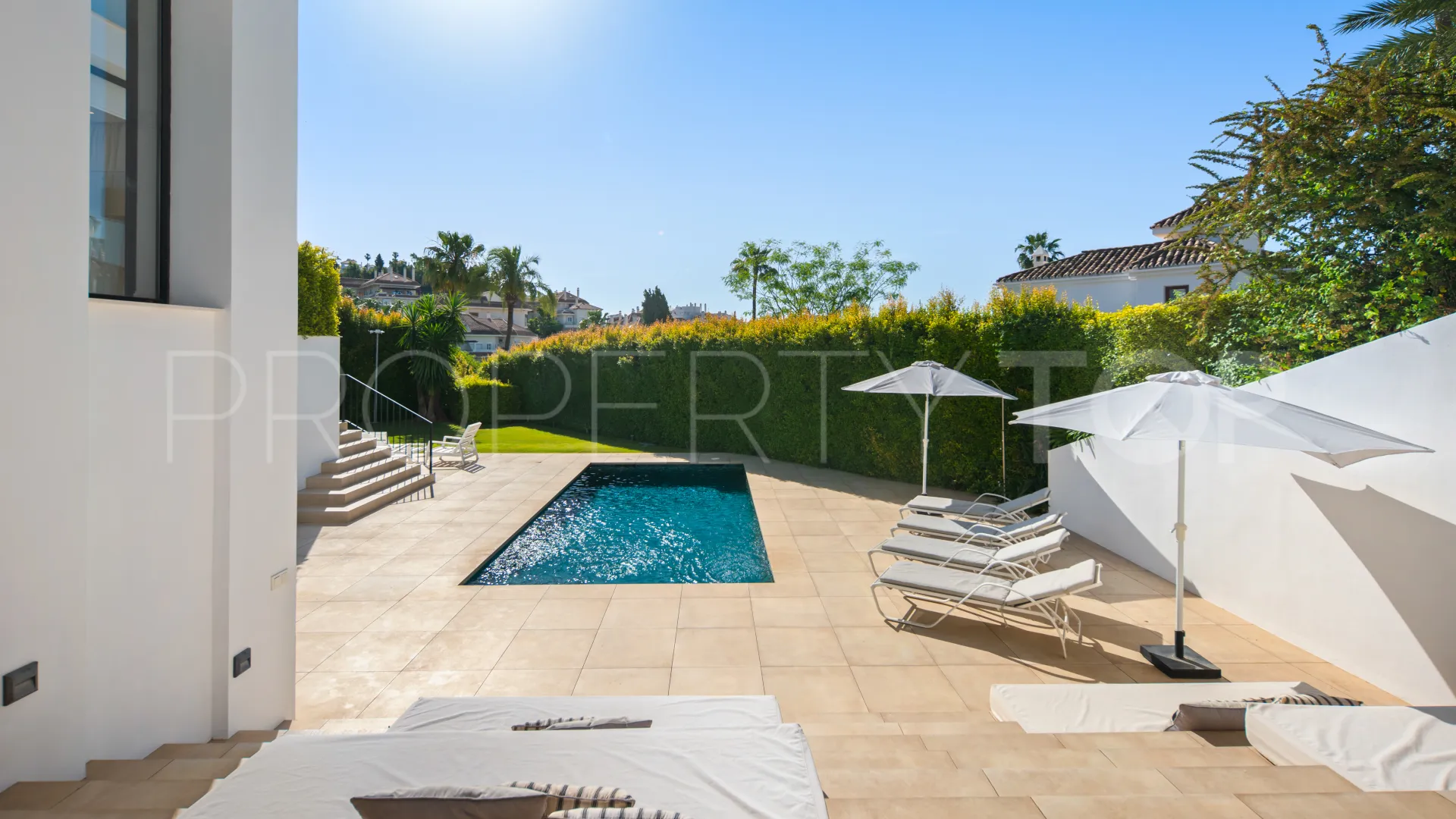 For sale villa in Nueva Andalucia
