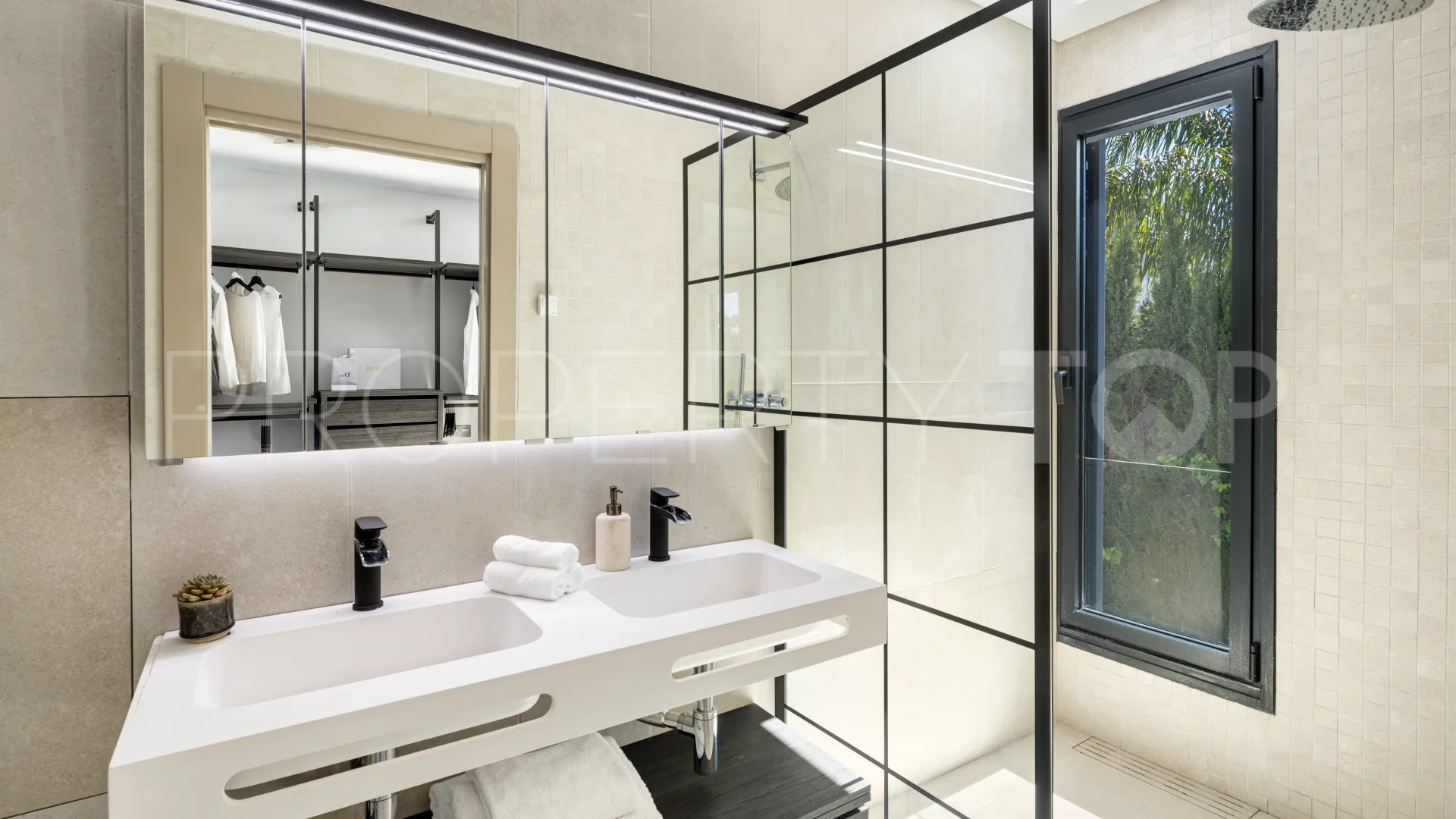 Villa a la venta de 5 dormitorios en Parcelas del Golf