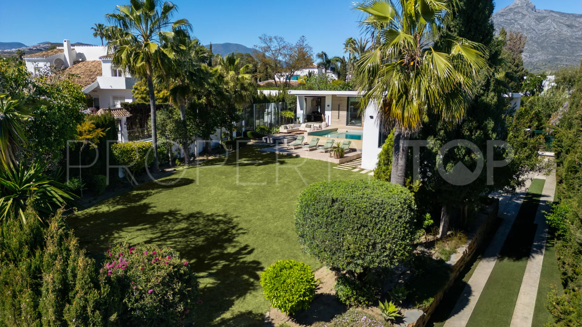 Villa a la venta de 5 dormitorios en Parcelas del Golf