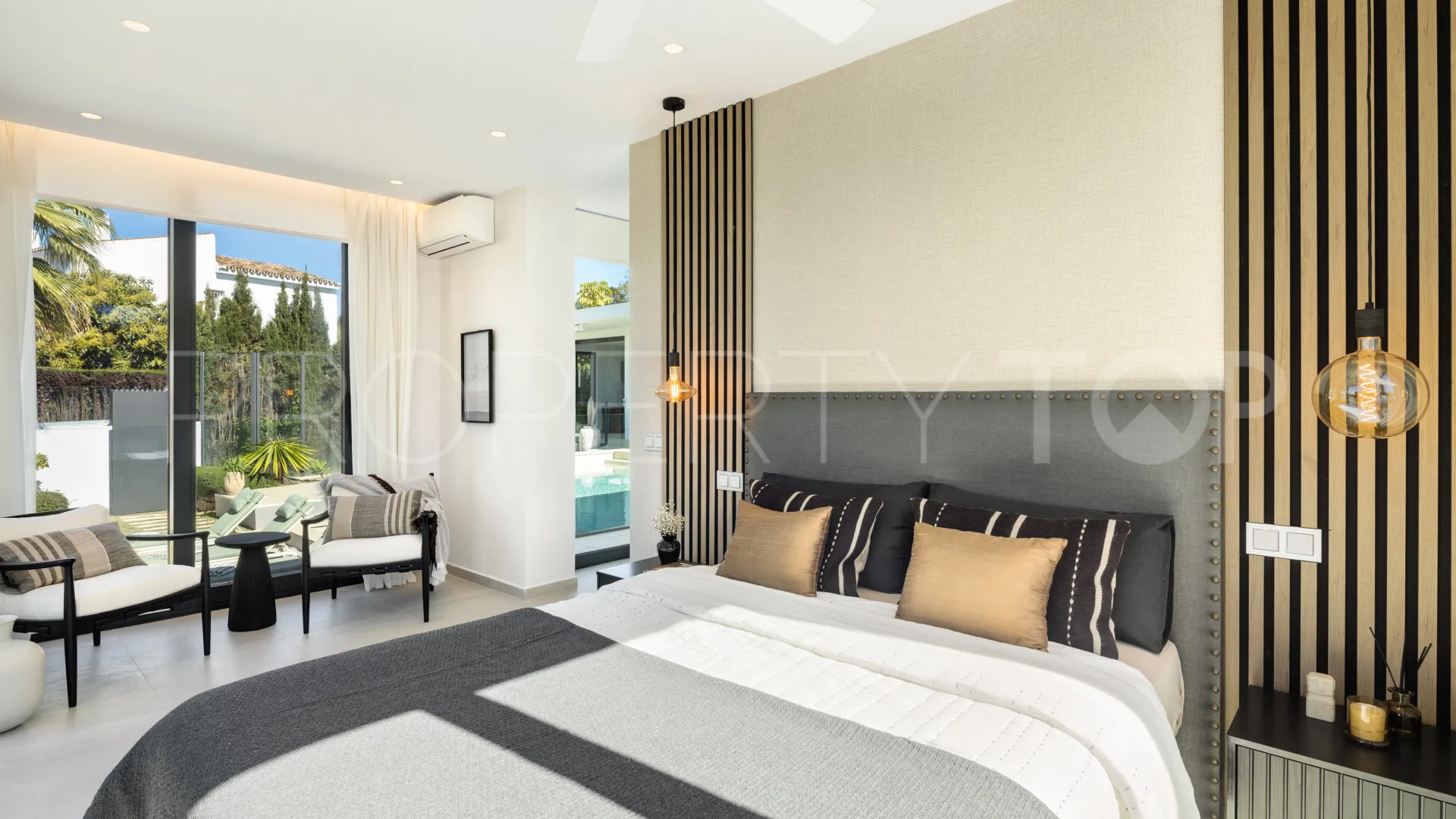 Villa a la venta de 5 dormitorios en Parcelas del Golf