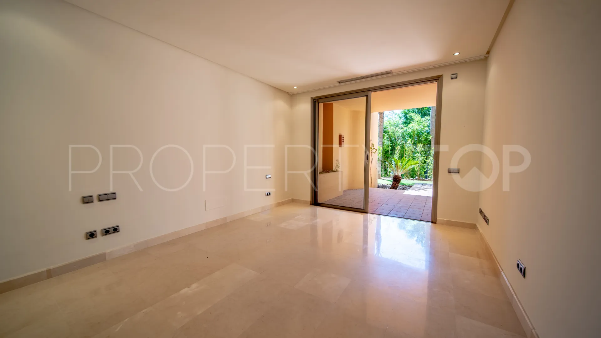 2 bedrooms apartment for sale in Mansion Club