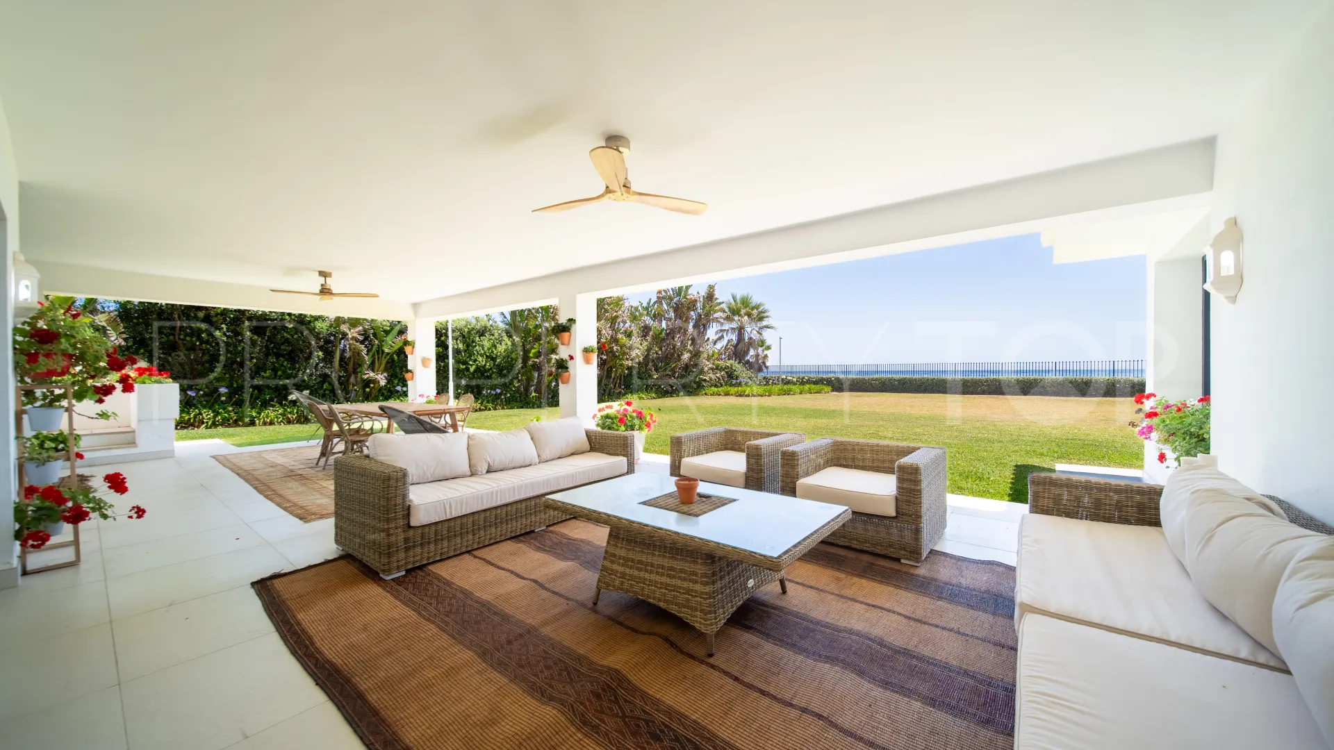 Comprar villa de 9 dormitorios en Guadalmina Baja