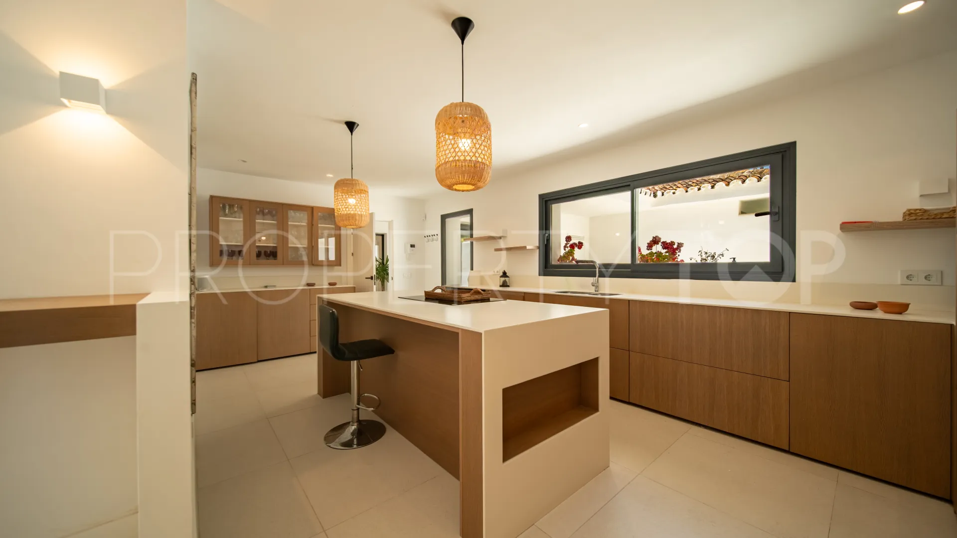 Comprar villa de 9 dormitorios en Guadalmina Baja