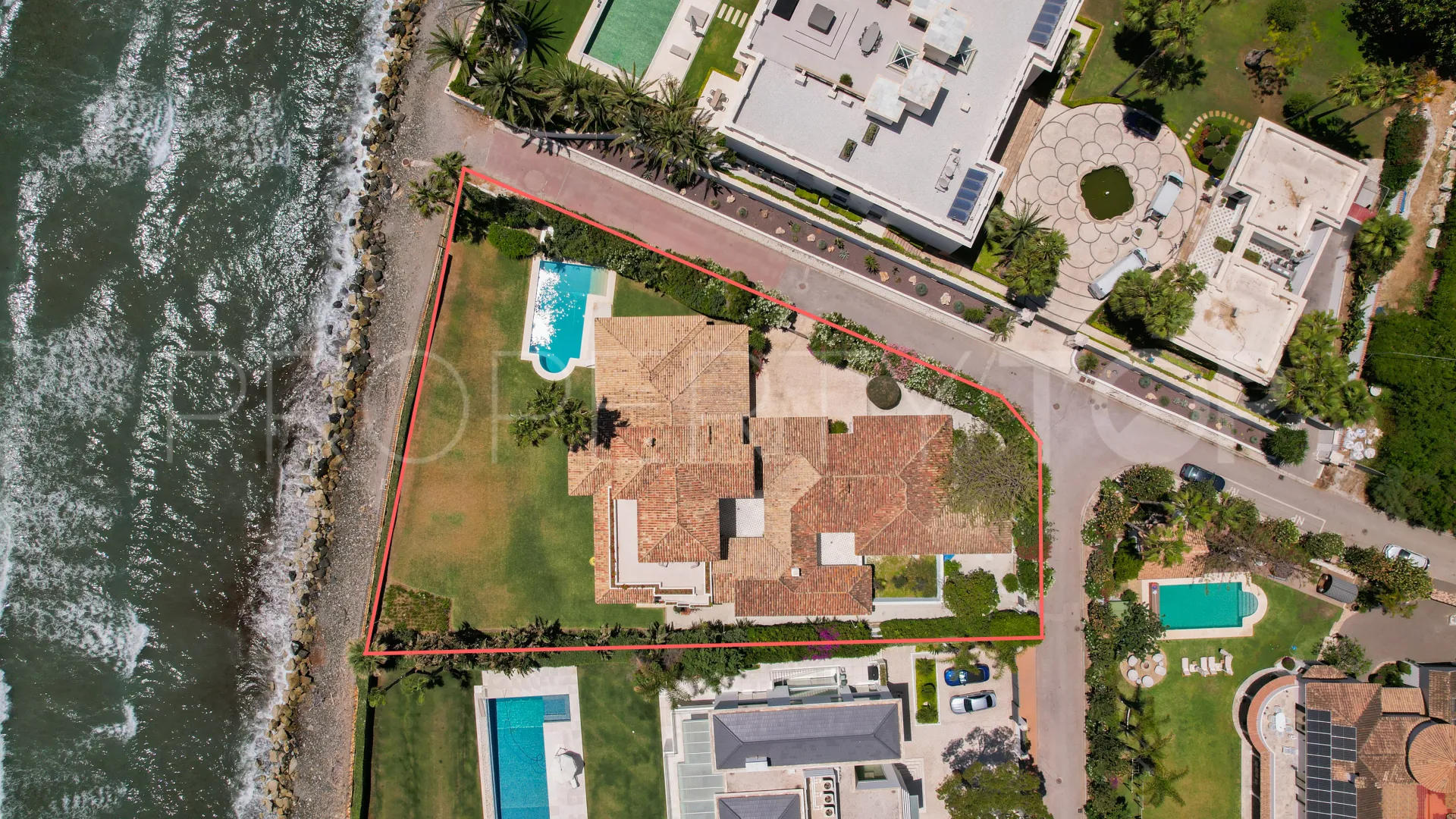 Comprar villa de 9 dormitorios en Guadalmina Baja