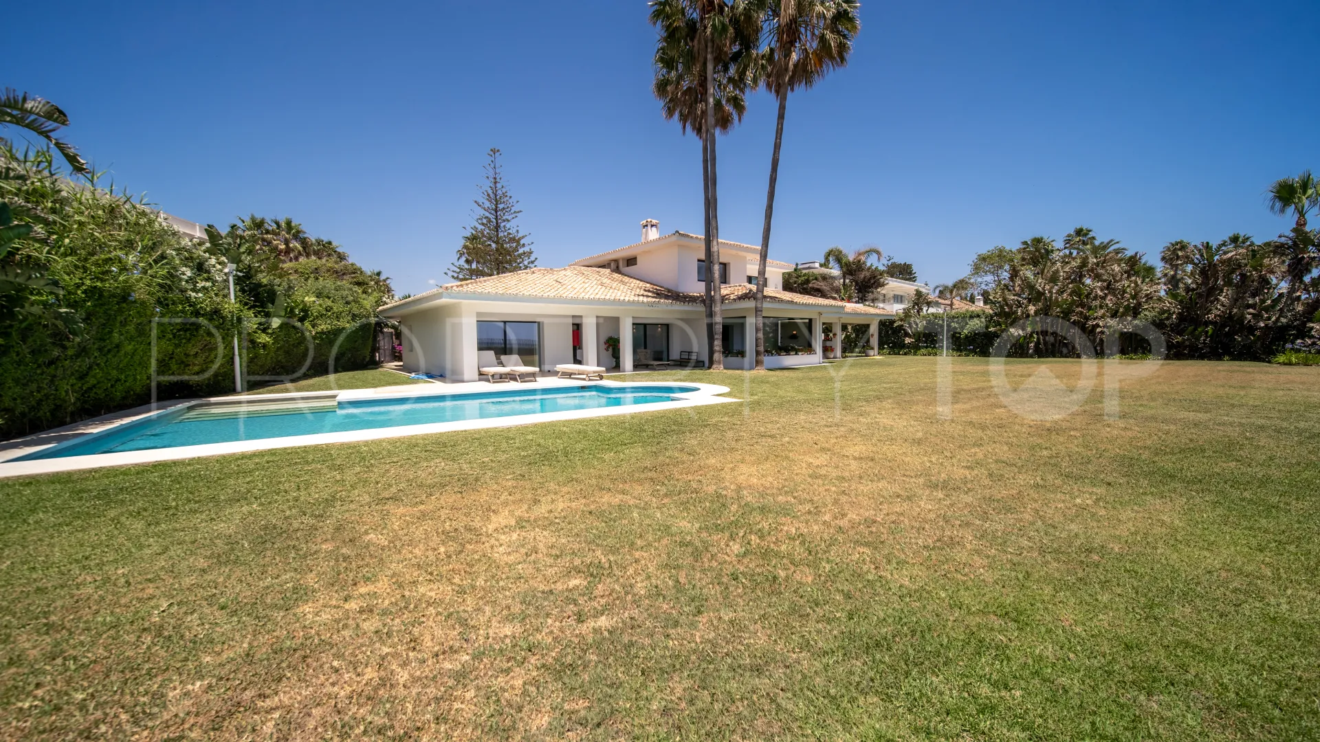 Comprar villa de 9 dormitorios en Guadalmina Baja