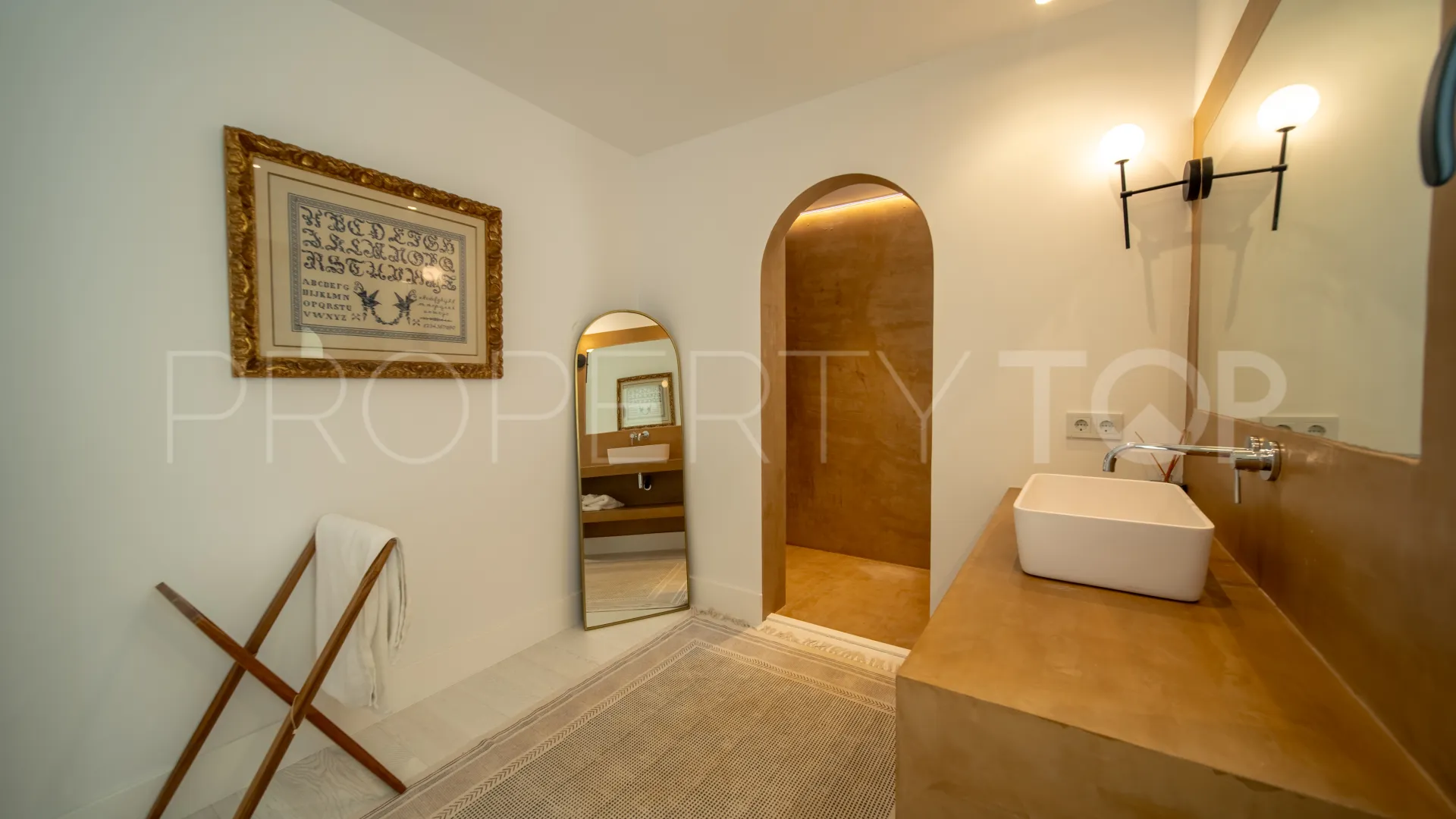 Comprar villa de 9 dormitorios en Guadalmina Baja