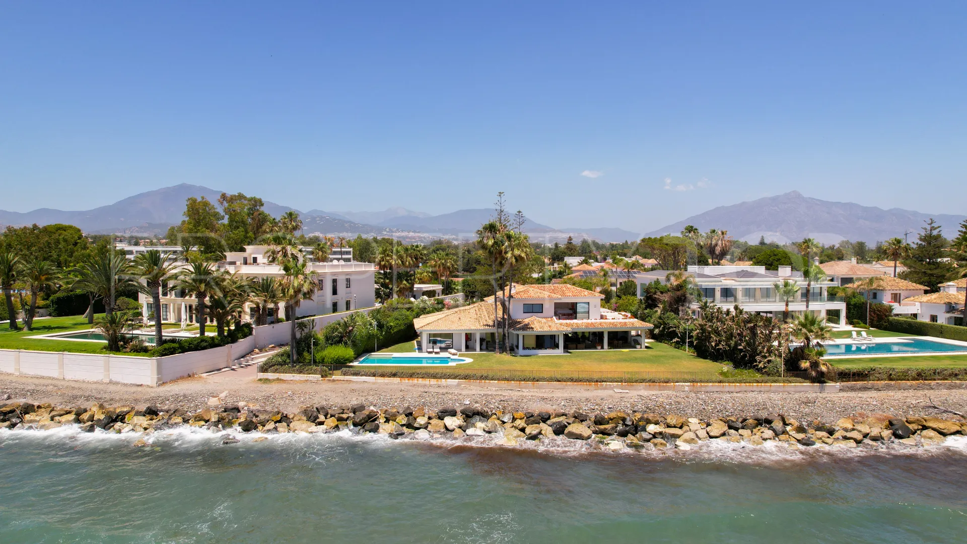 Comprar villa de 9 dormitorios en Guadalmina Baja