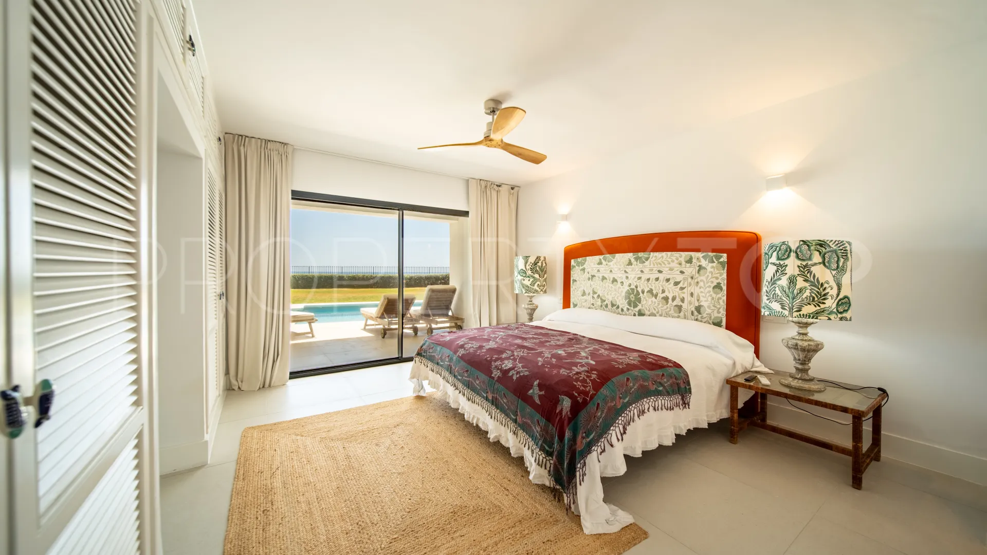 Comprar villa de 9 dormitorios en Guadalmina Baja