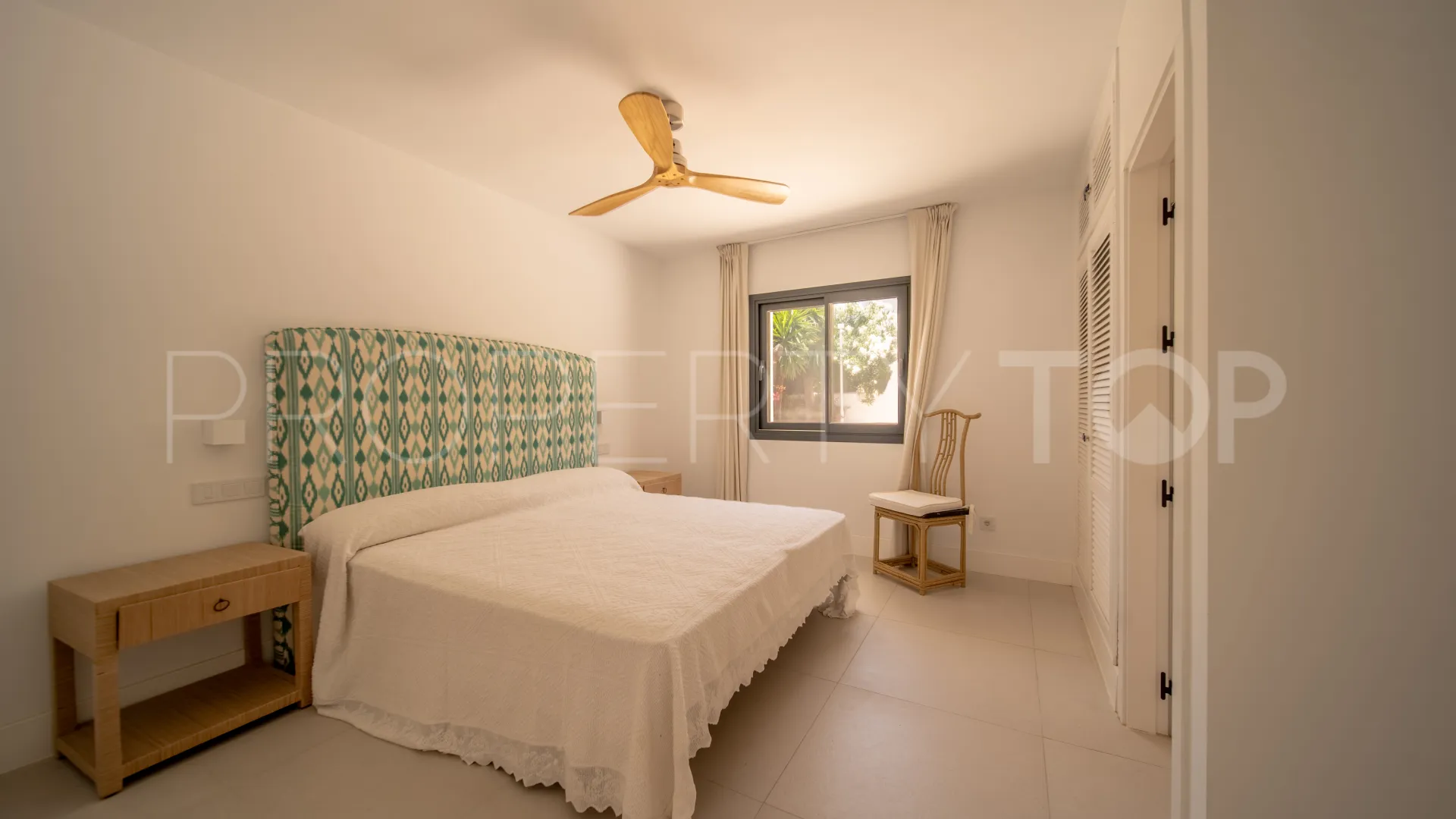 Comprar villa de 9 dormitorios en Guadalmina Baja