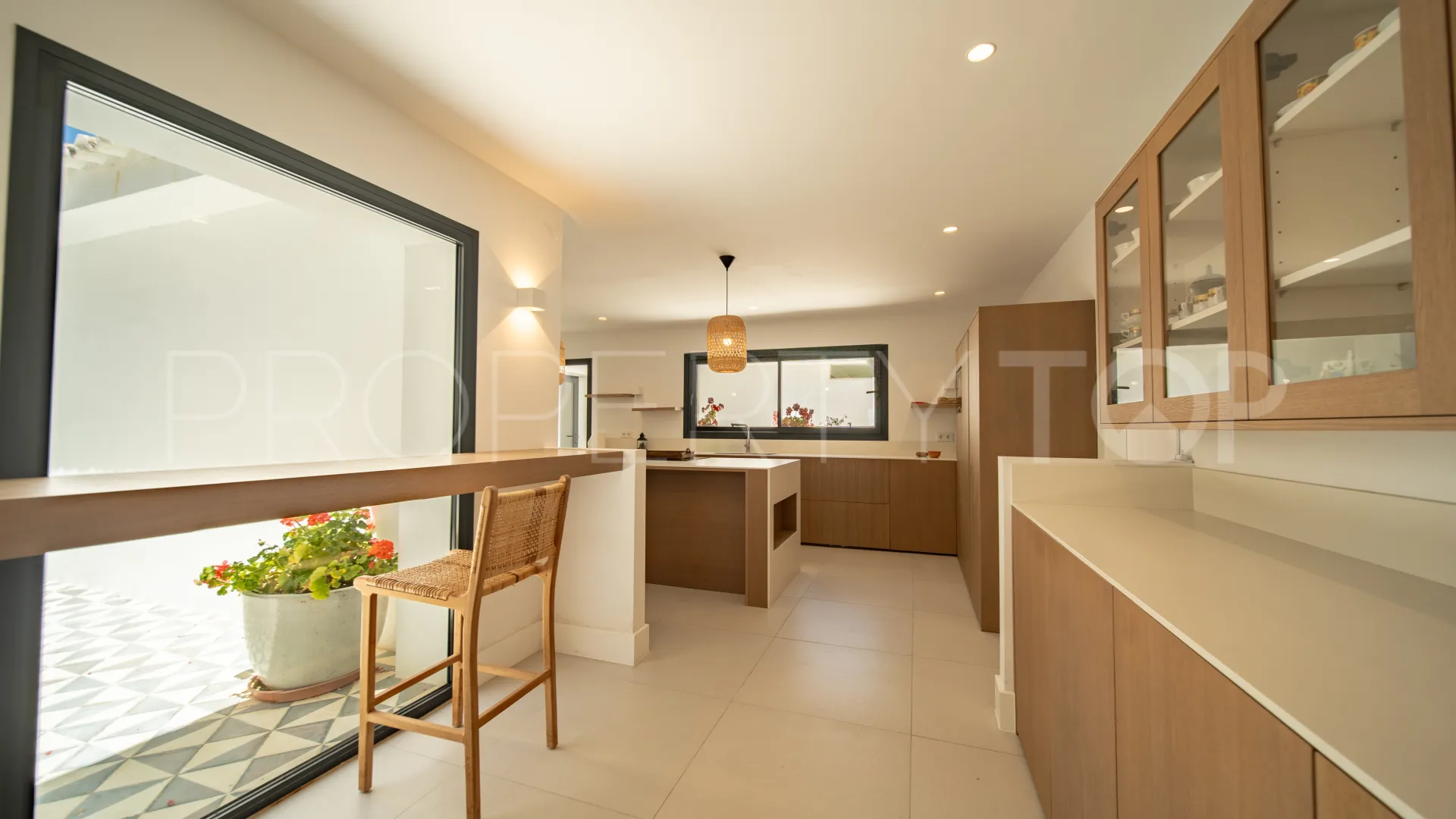 Comprar villa de 9 dormitorios en Guadalmina Baja