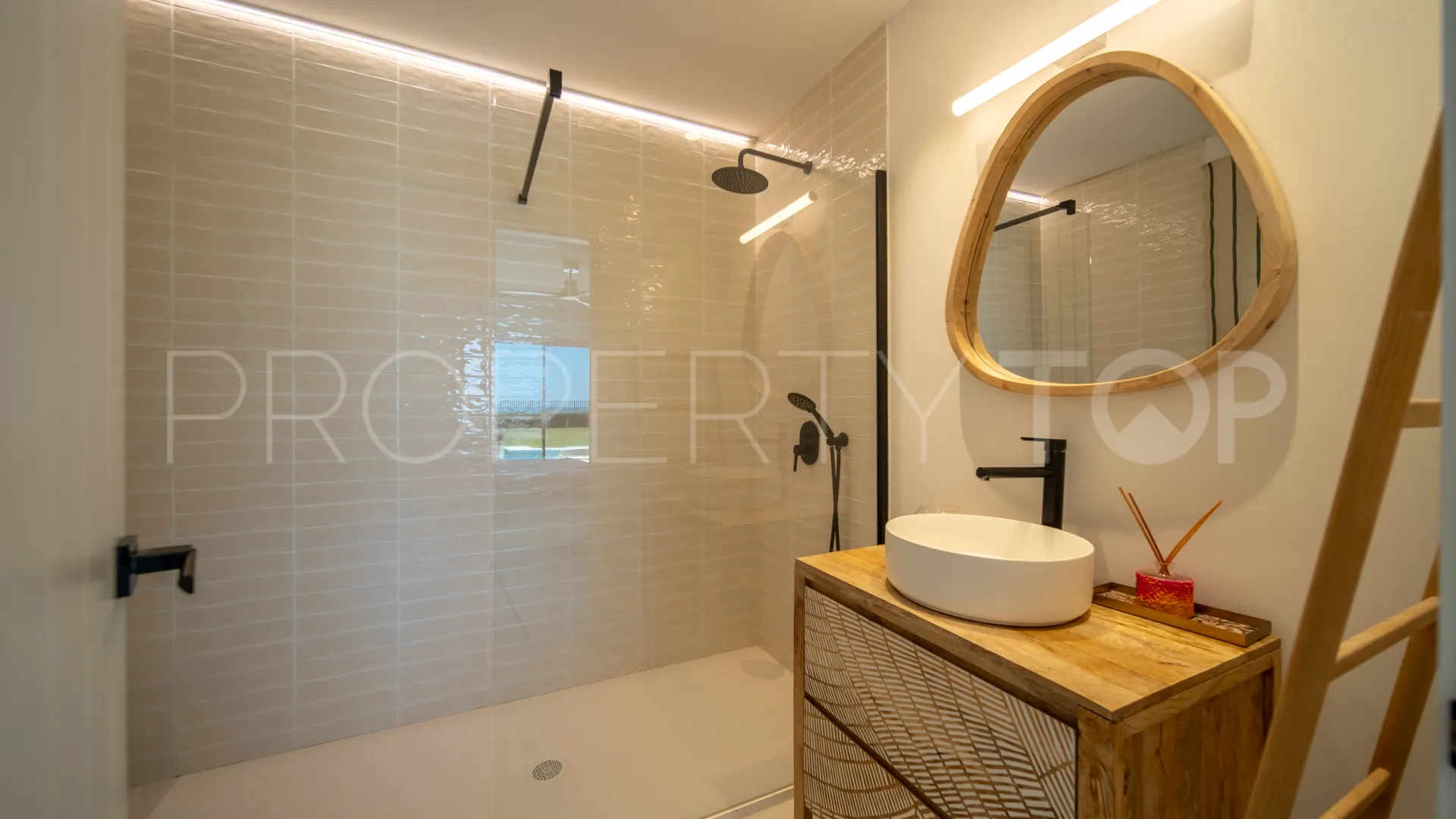 Comprar villa de 9 dormitorios en Guadalmina Baja
