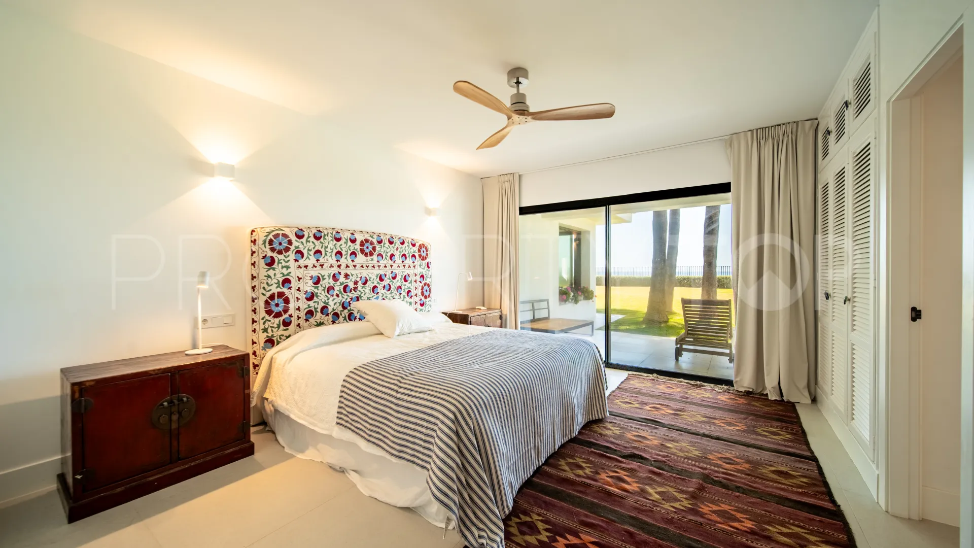 Comprar villa de 9 dormitorios en Guadalmina Baja