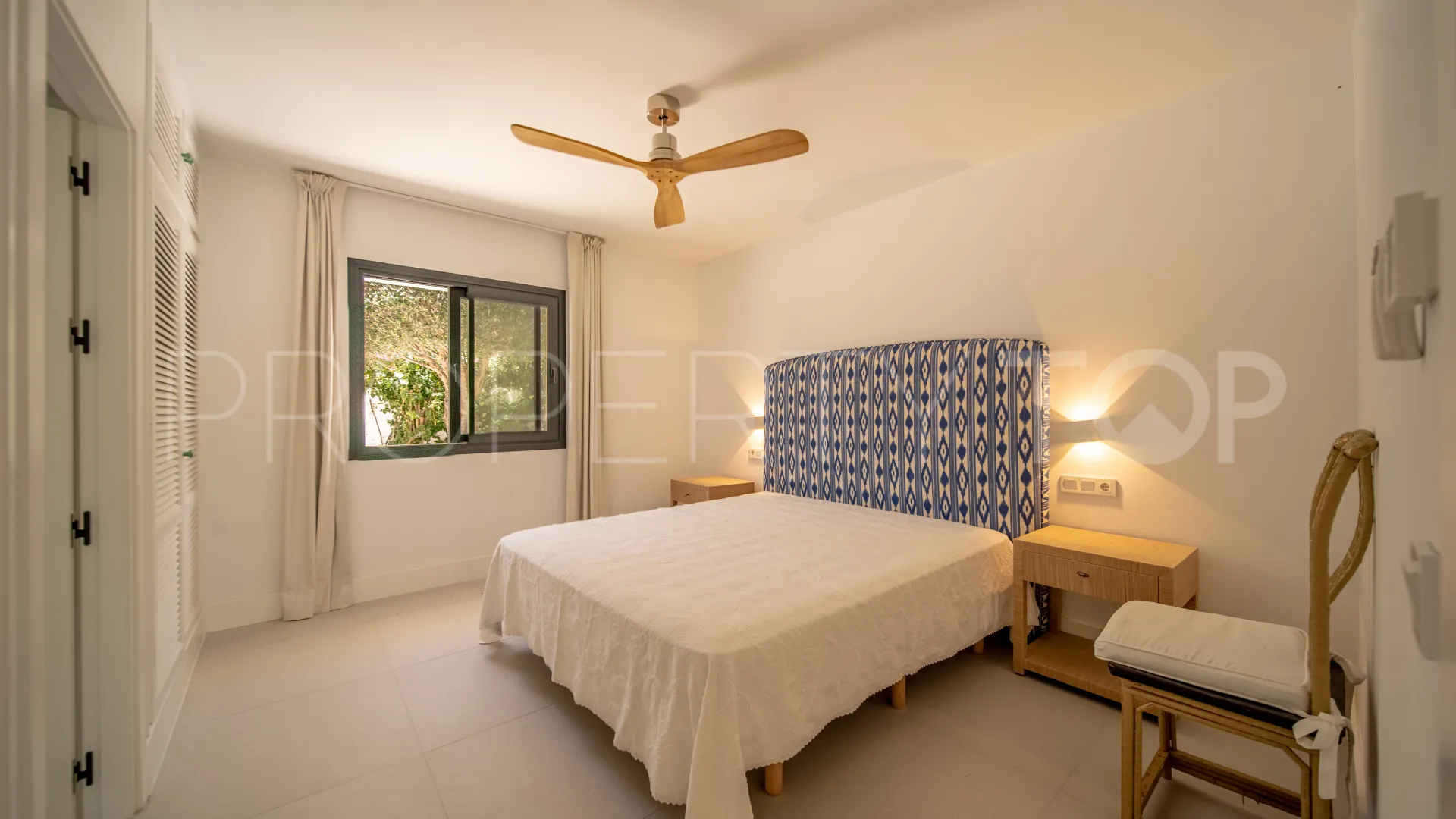Comprar villa de 9 dormitorios en Guadalmina Baja