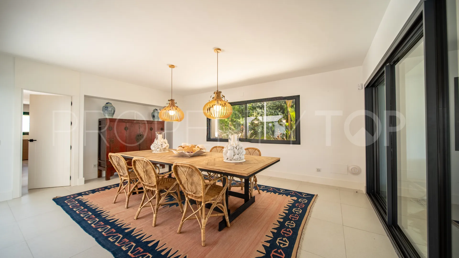 Comprar villa de 9 dormitorios en Guadalmina Baja