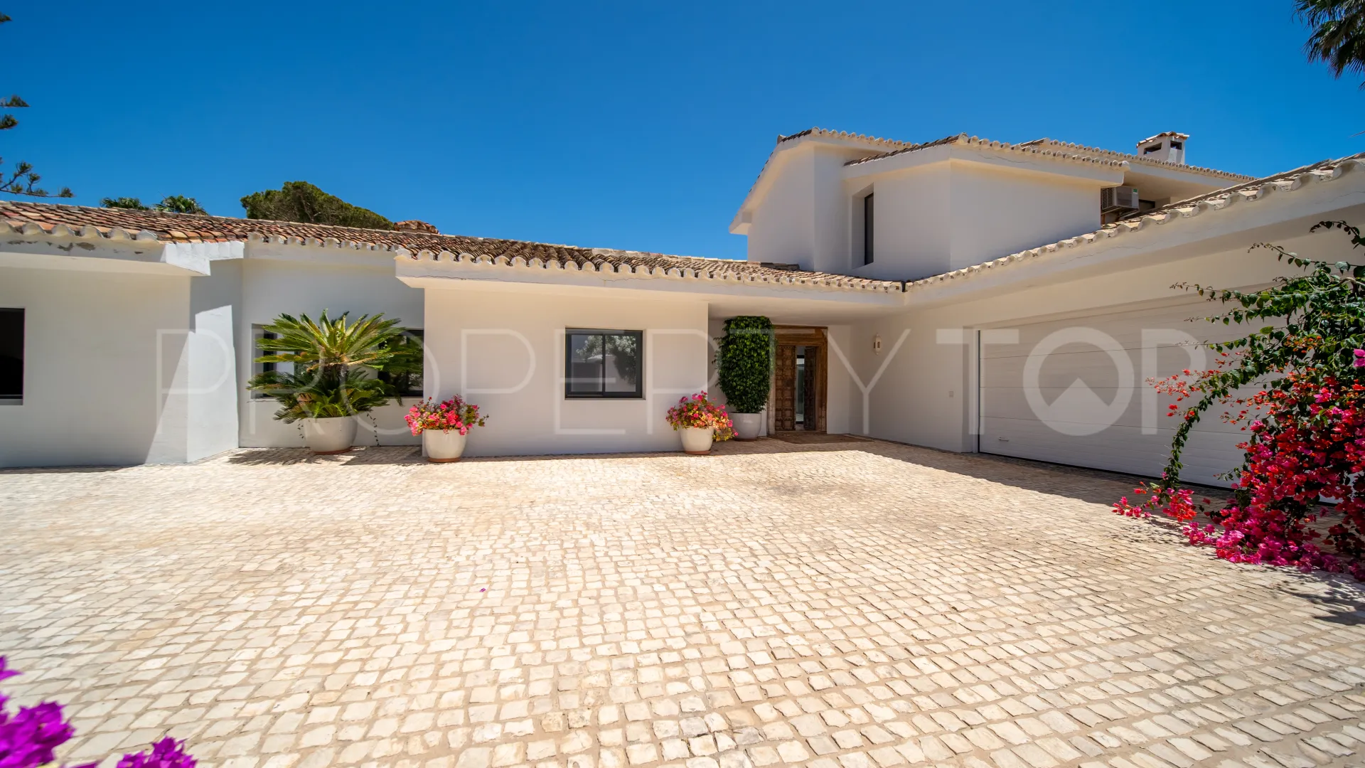 Comprar villa de 9 dormitorios en Guadalmina Baja