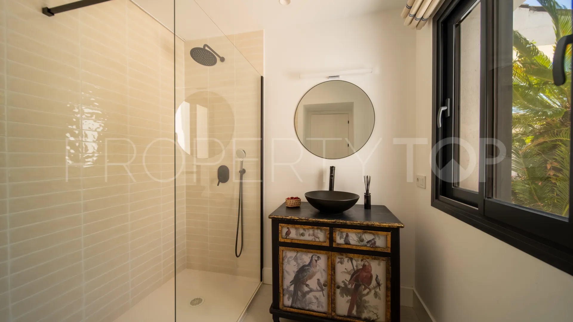 Comprar villa de 9 dormitorios en Guadalmina Baja