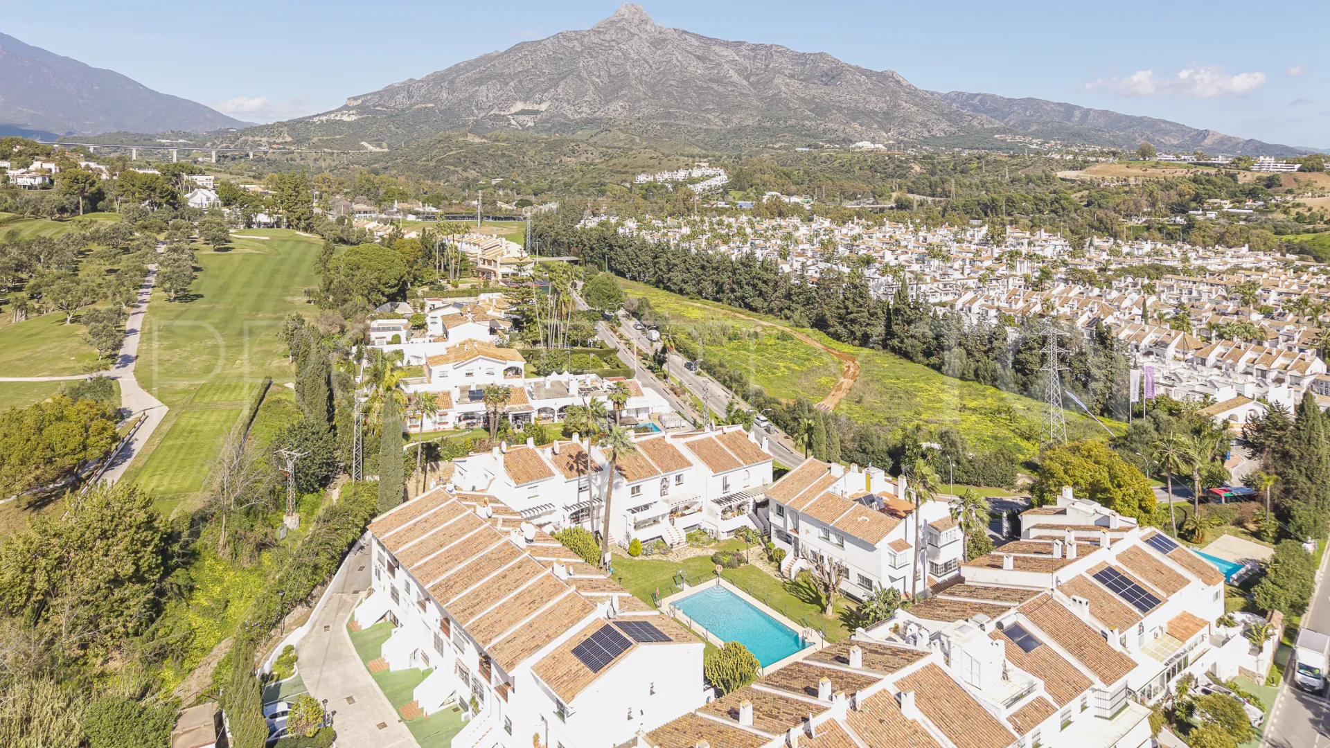 Adosado de 4 dormitorios en venta en Nueva Andalucia