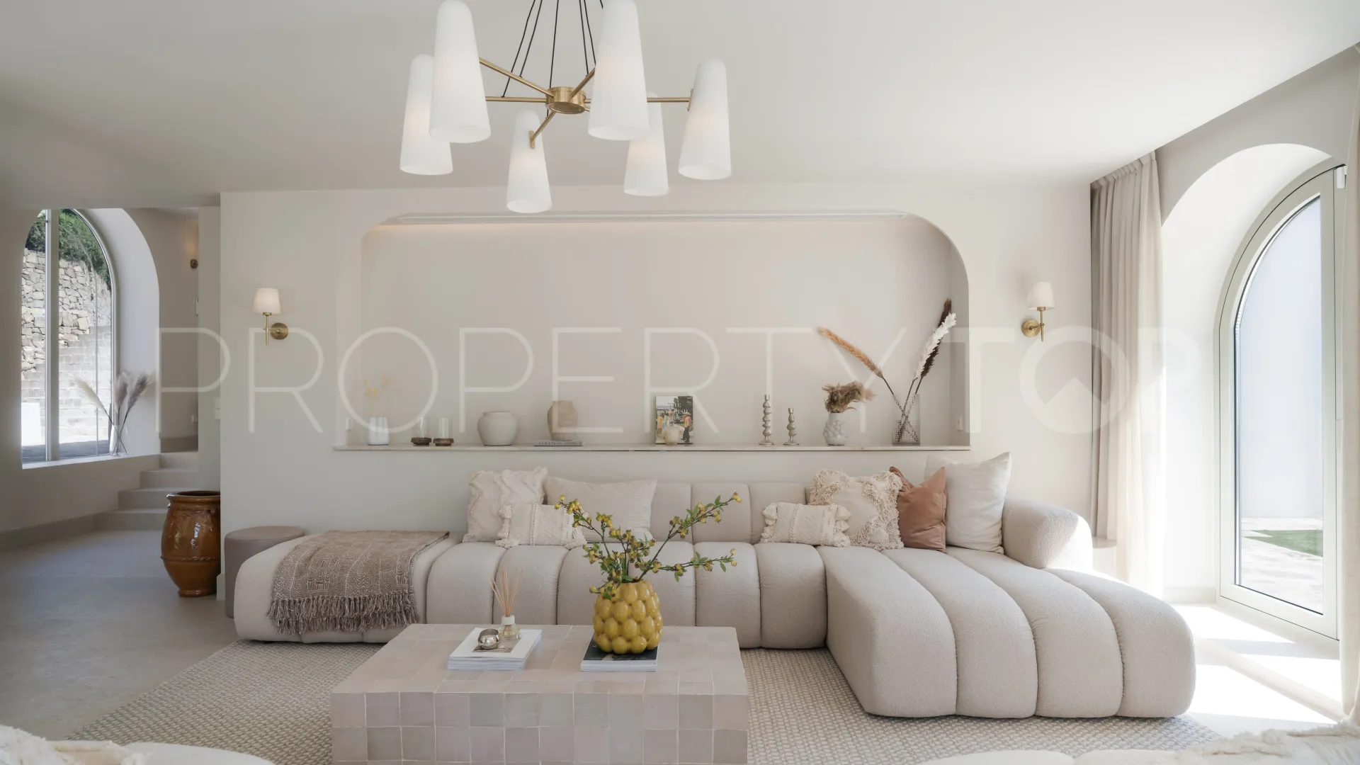 Villa for sale in Nueva Andalucia with 4 bedrooms