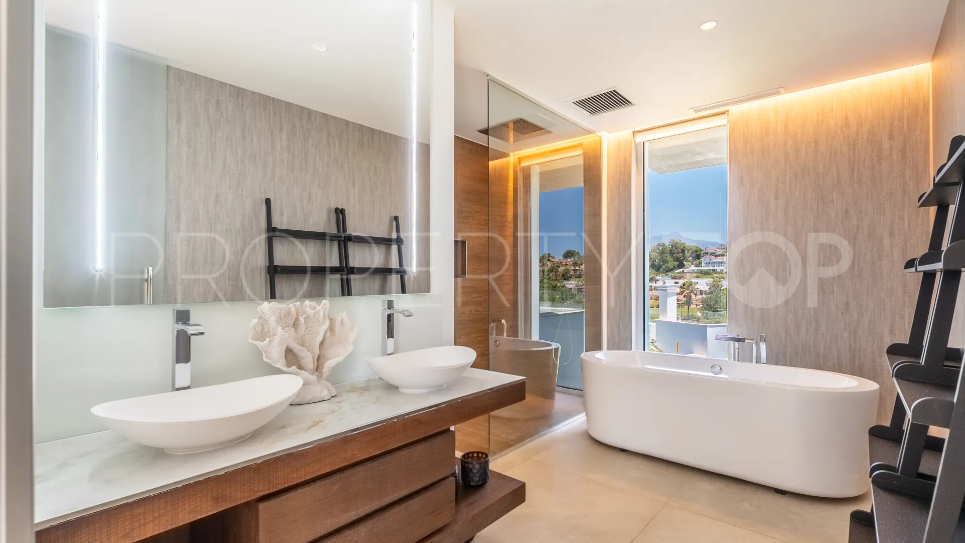 Estepona Este, villa de 5 dormitorios a la venta