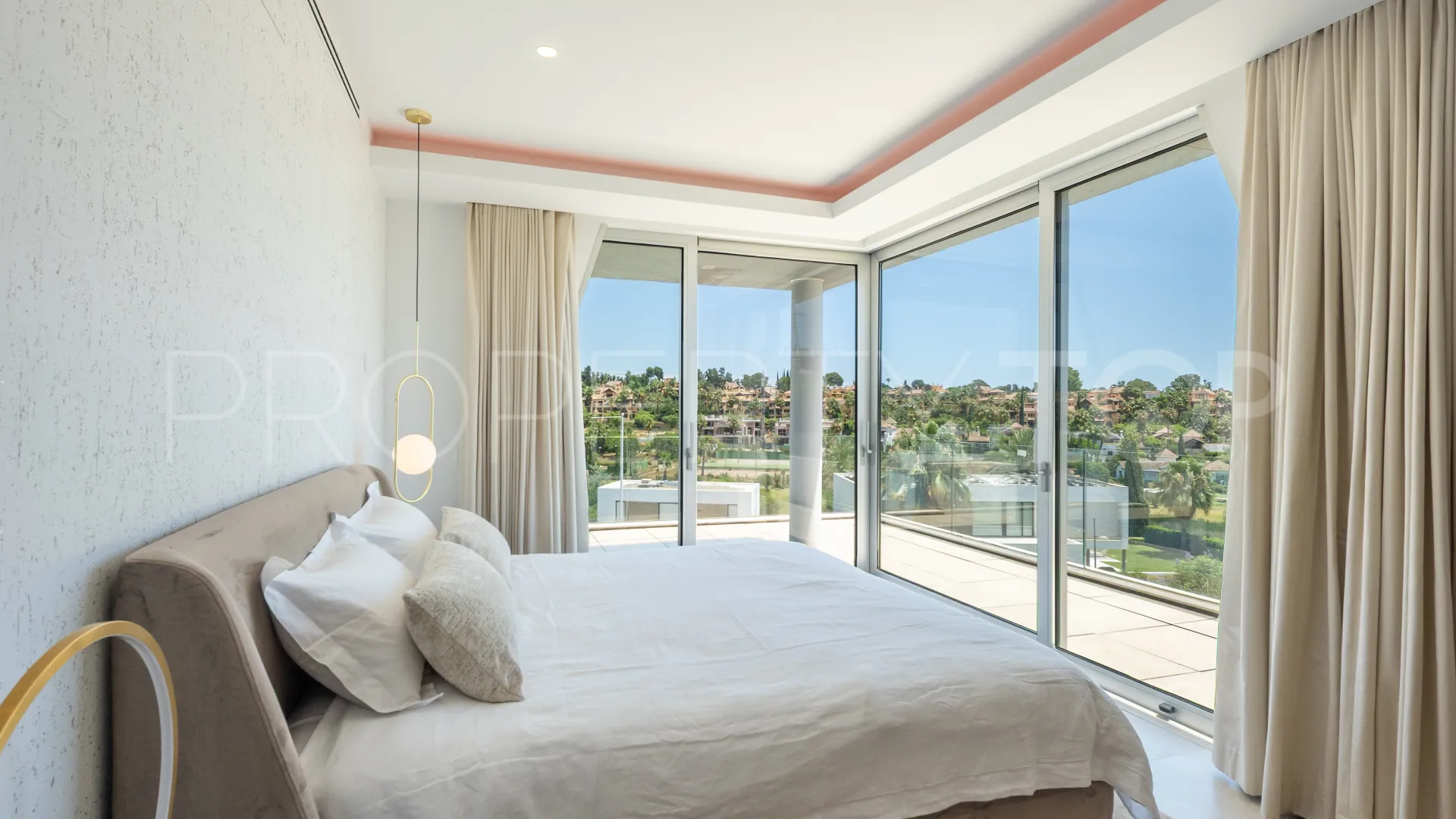Estepona Este, villa de 5 dormitorios a la venta
