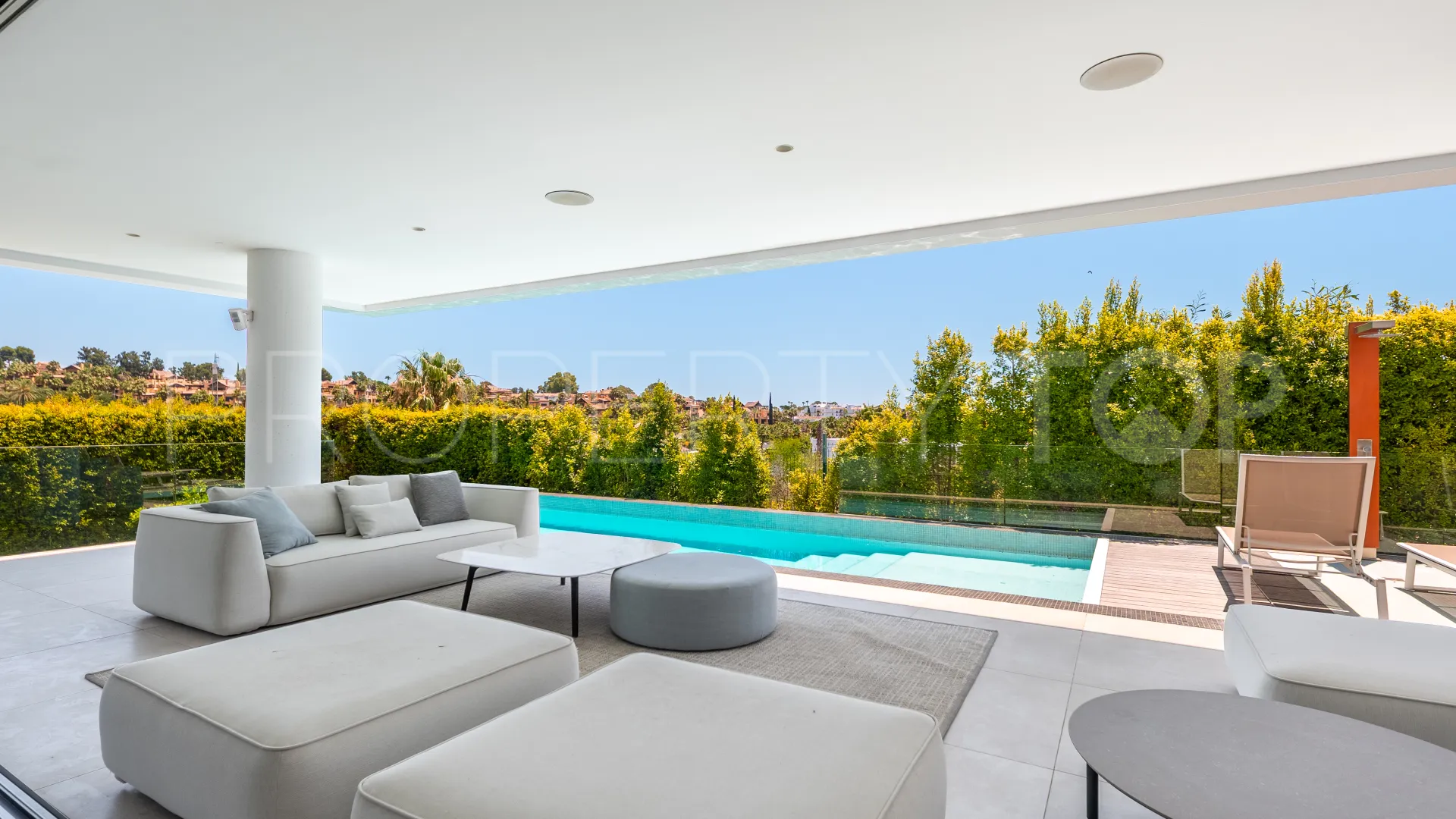 Estepona Este, villa de 5 dormitorios a la venta