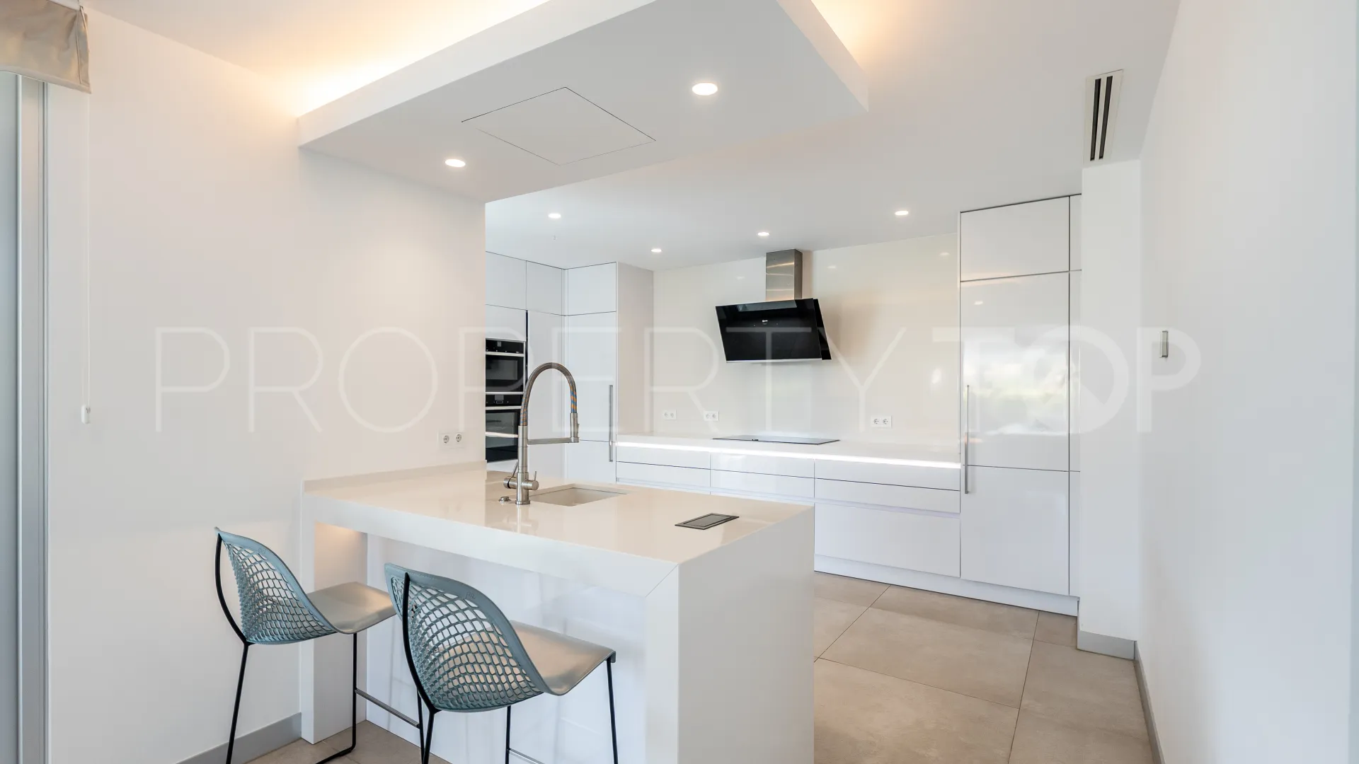 Estepona Este, villa de 5 dormitorios a la venta