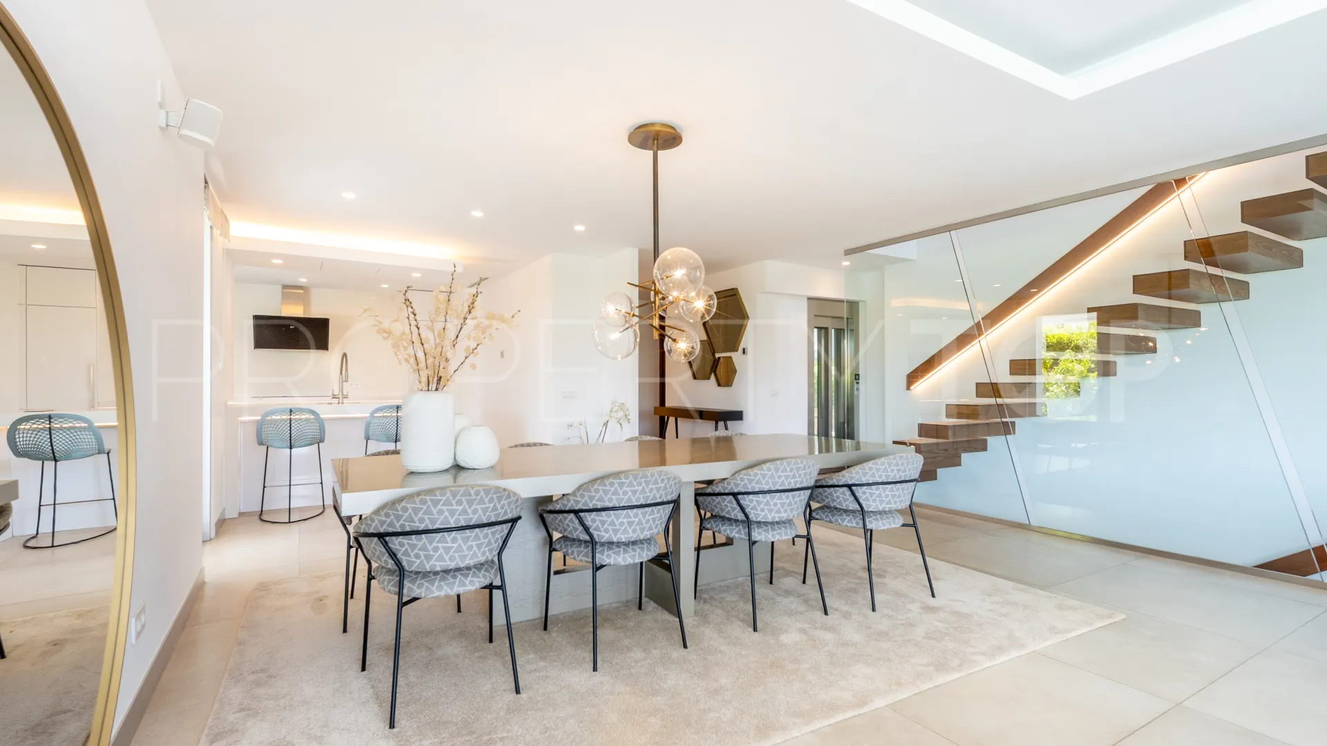 Estepona Este, villa de 5 dormitorios a la venta