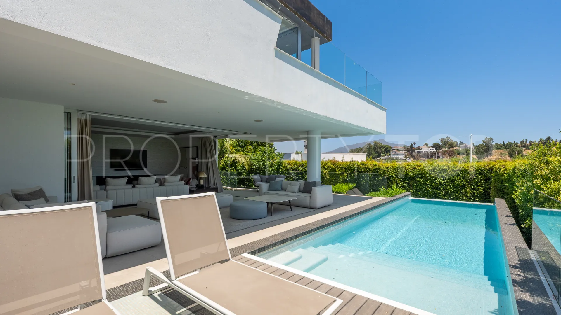 Estepona Este, villa de 5 dormitorios a la venta