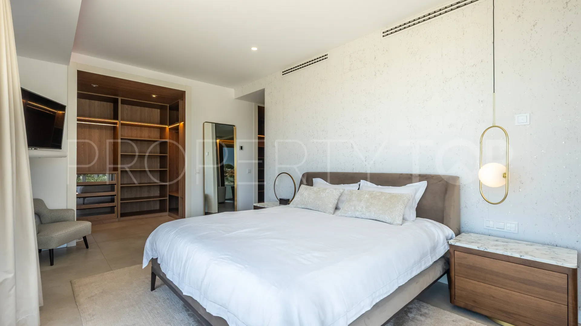 Estepona Este, villa de 5 dormitorios a la venta