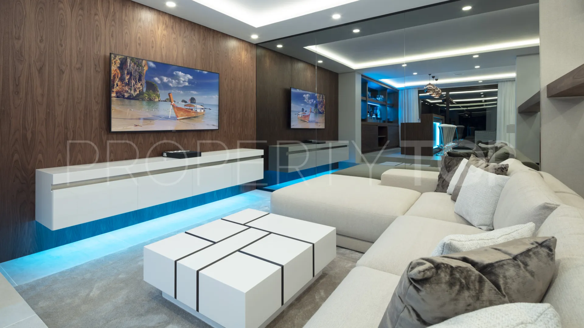 5 bedrooms villa for sale in Nueva Andalucia