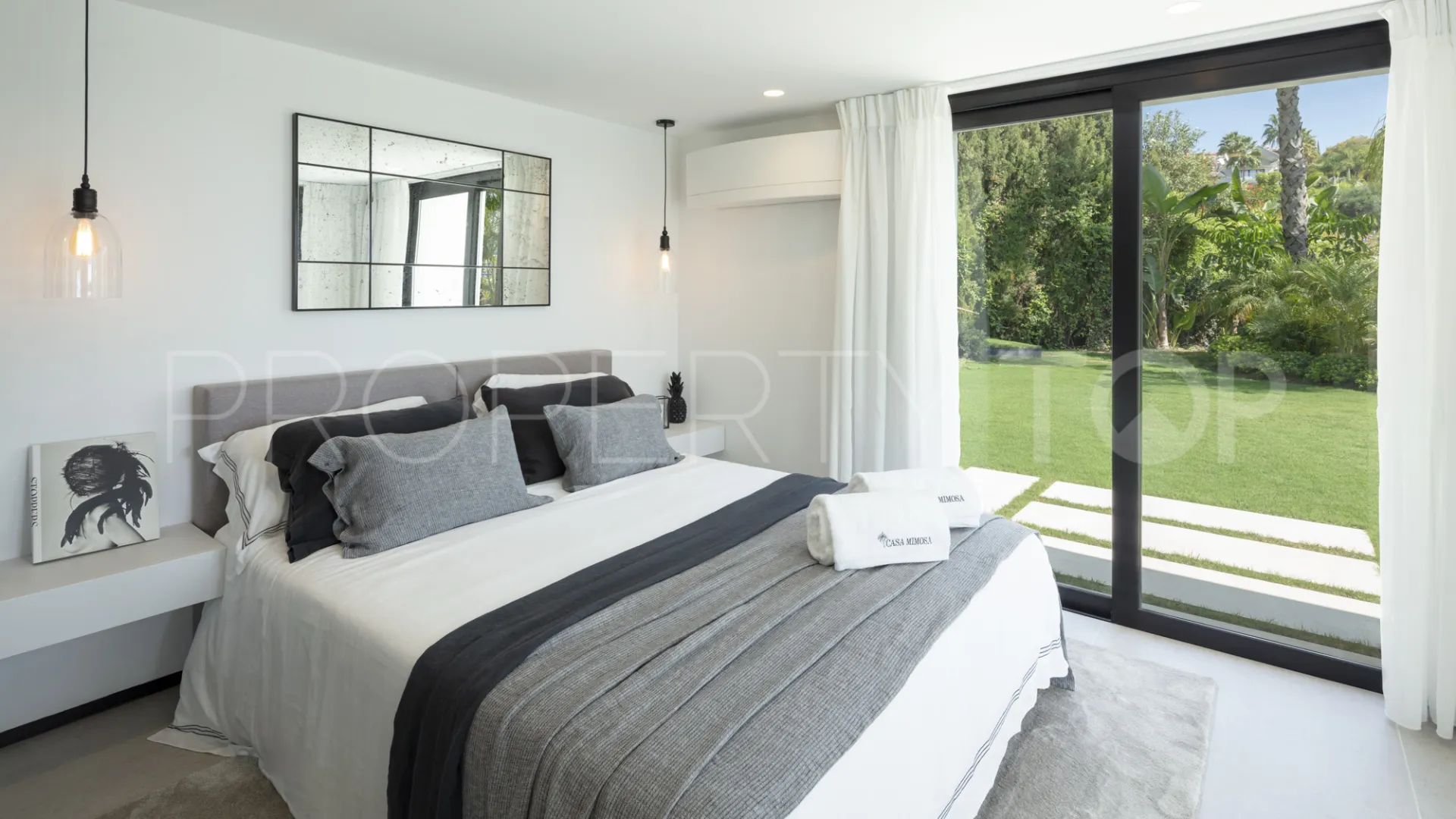 5 bedrooms villa for sale in Nueva Andalucia