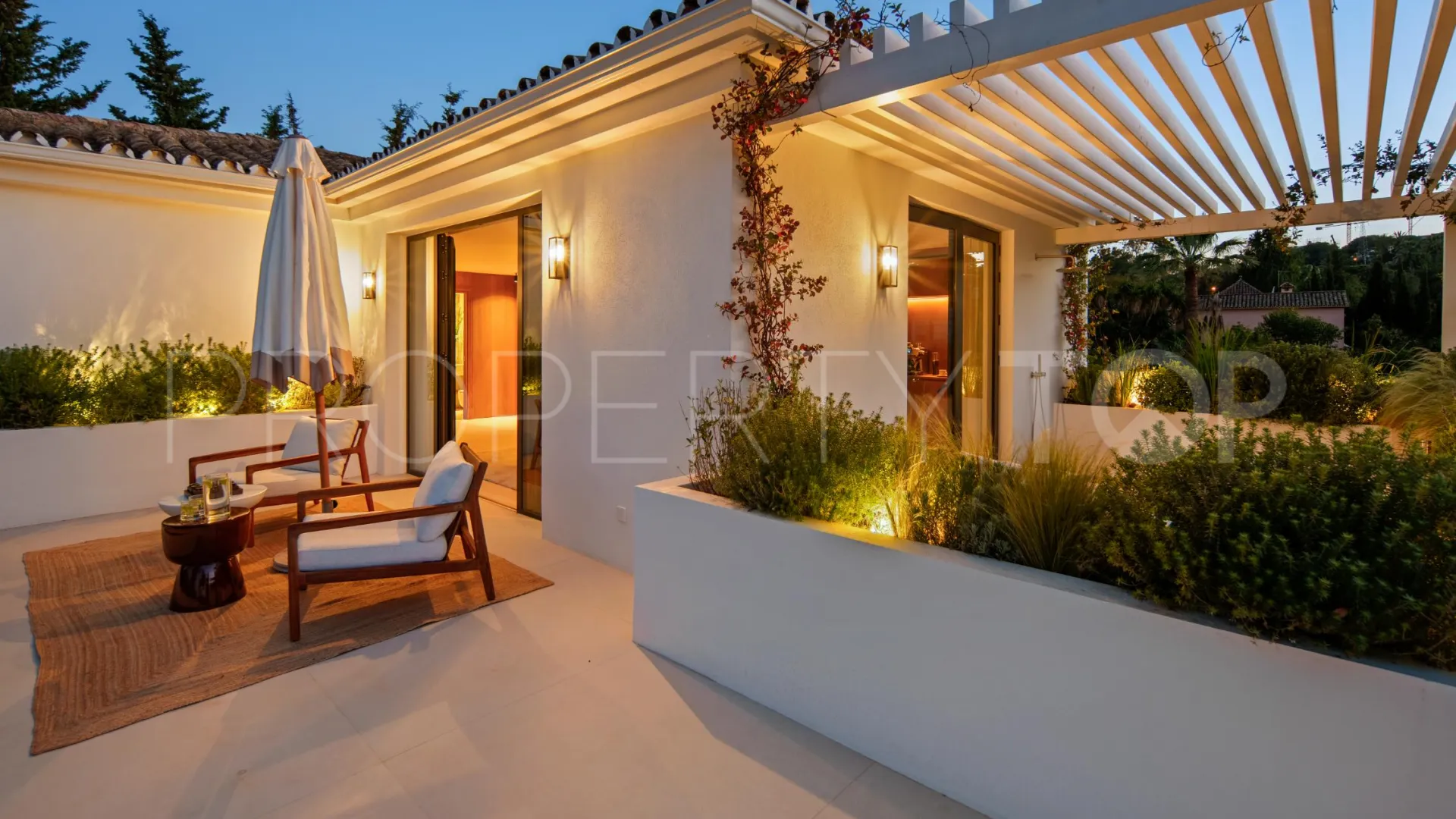 Comprar villa con 4 dormitorios en Nueva Andalucia