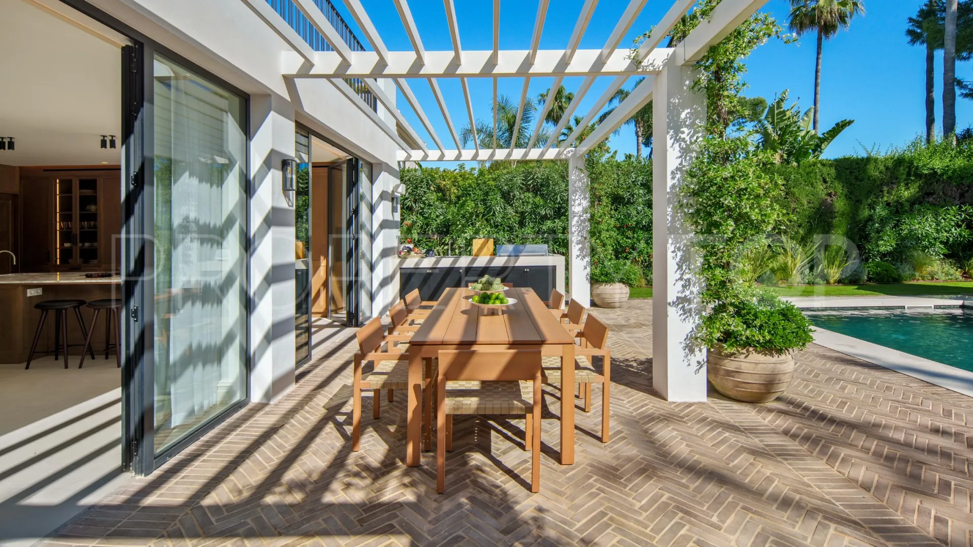 Comprar villa con 4 dormitorios en Nueva Andalucia