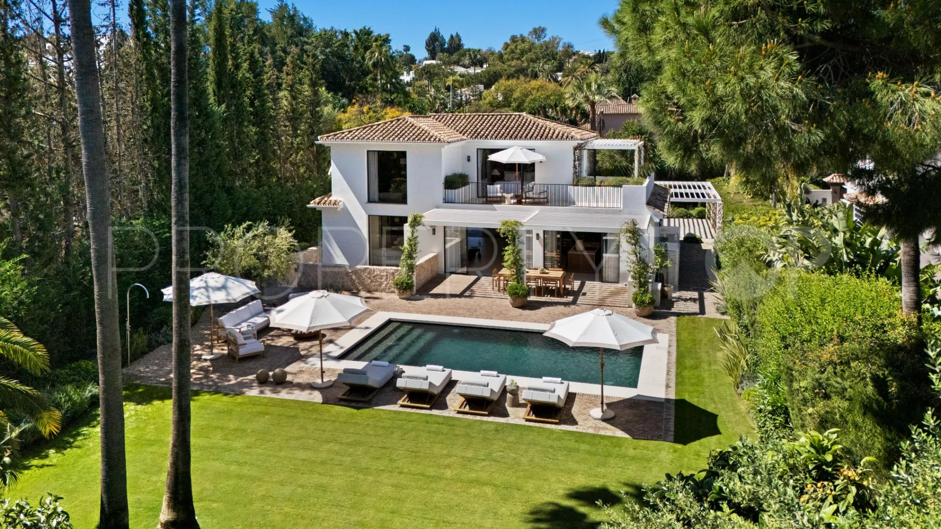 Comprar villa con 4 dormitorios en Nueva Andalucia