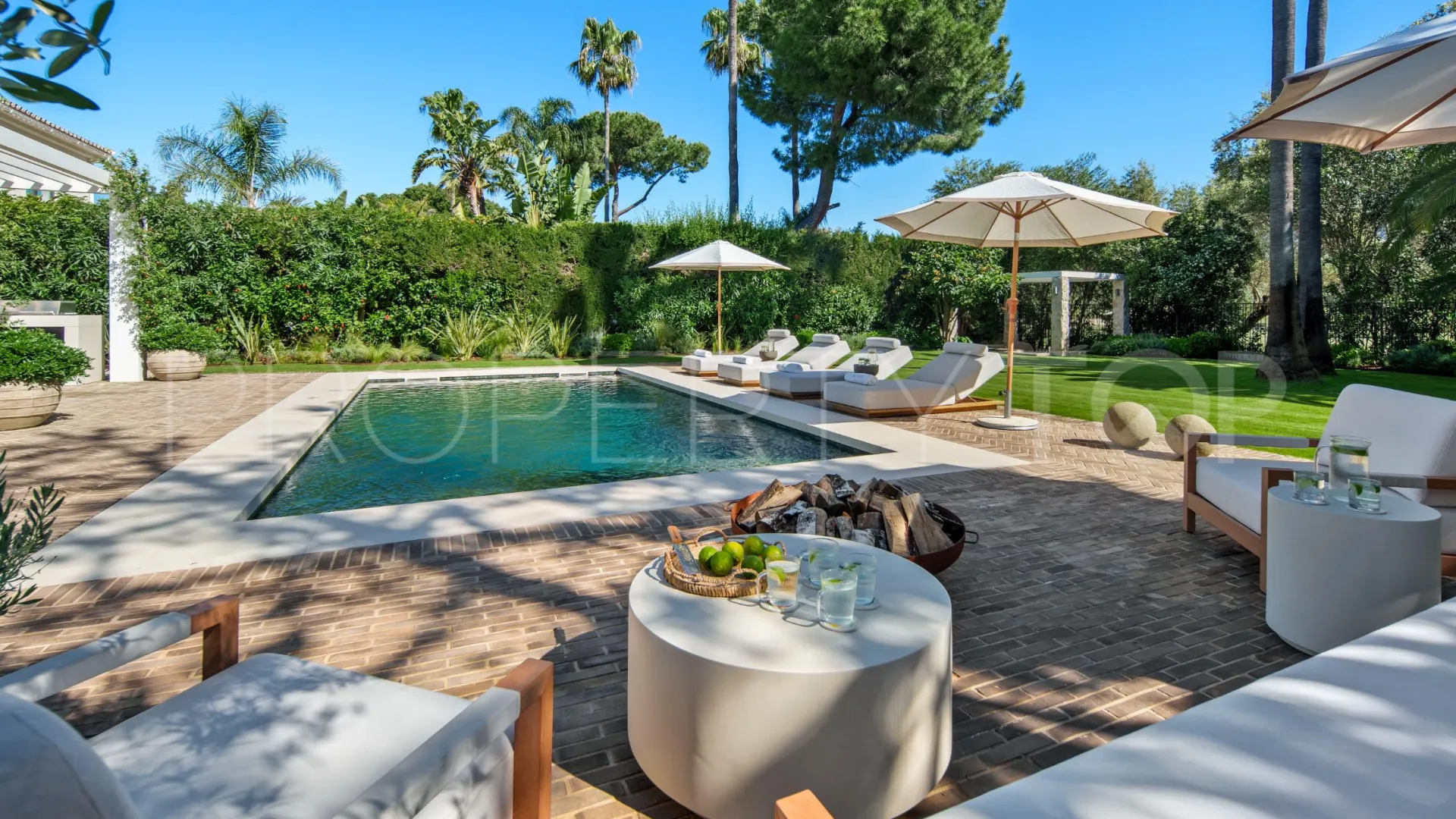 Comprar villa con 4 dormitorios en Nueva Andalucia