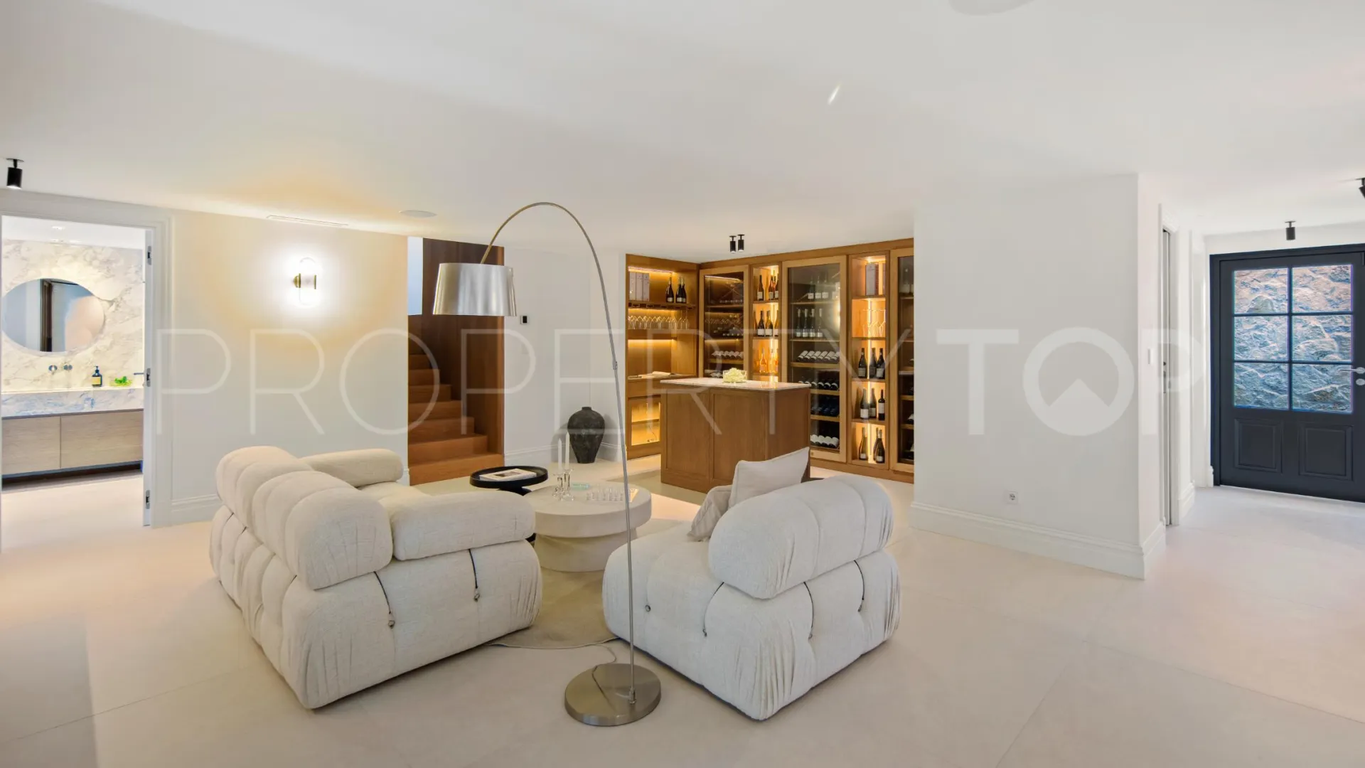 Comprar villa con 4 dormitorios en Nueva Andalucia