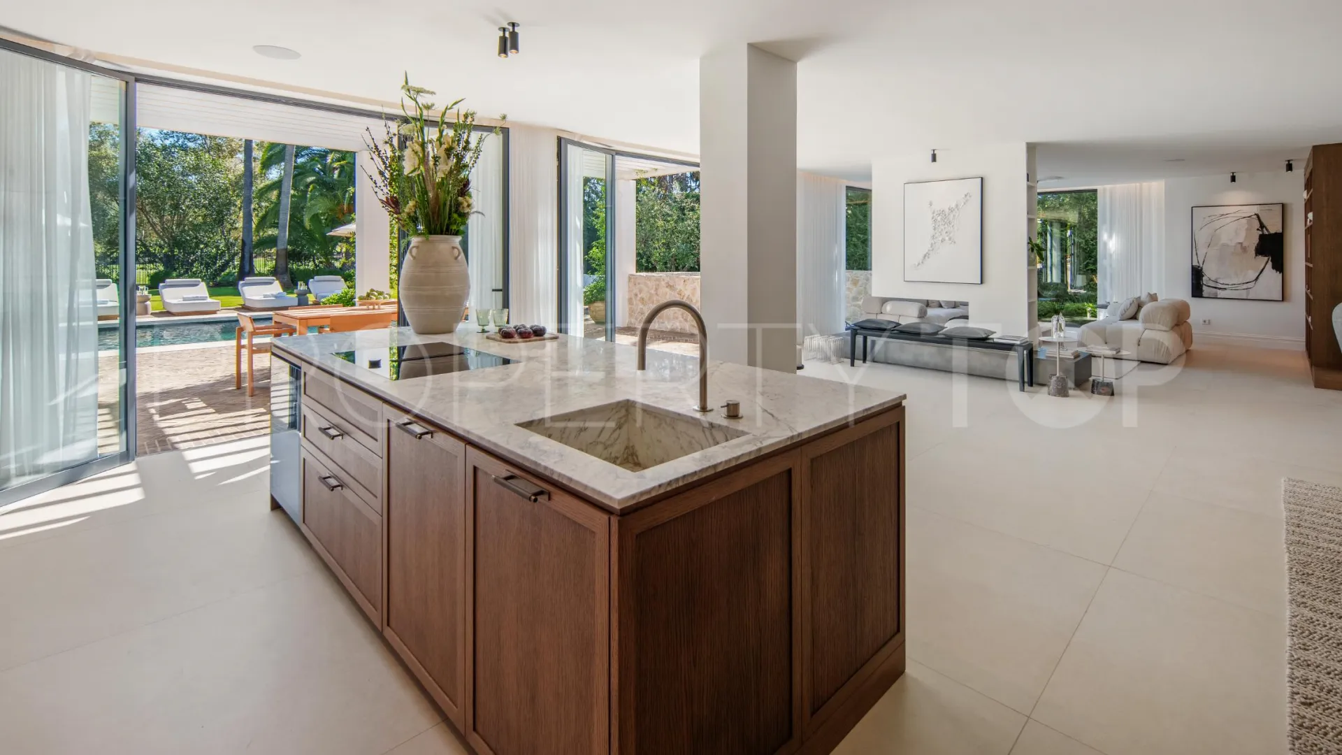 Comprar villa con 4 dormitorios en Nueva Andalucia