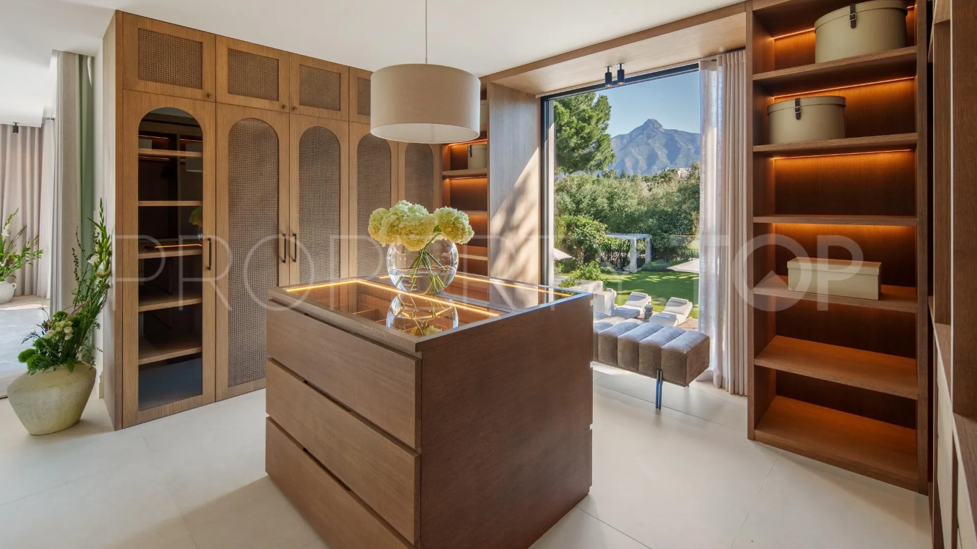 Comprar villa con 4 dormitorios en Nueva Andalucia
