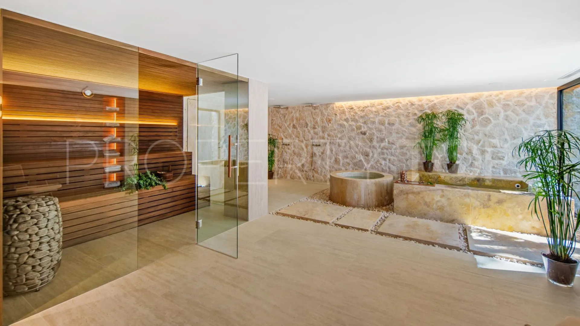 Comprar villa con 4 dormitorios en Nueva Andalucia