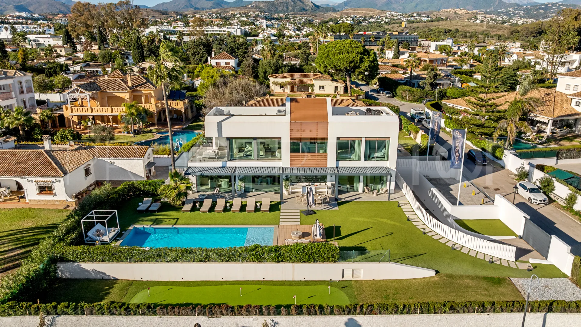 5 bedrooms villa for sale in New Golden Mile