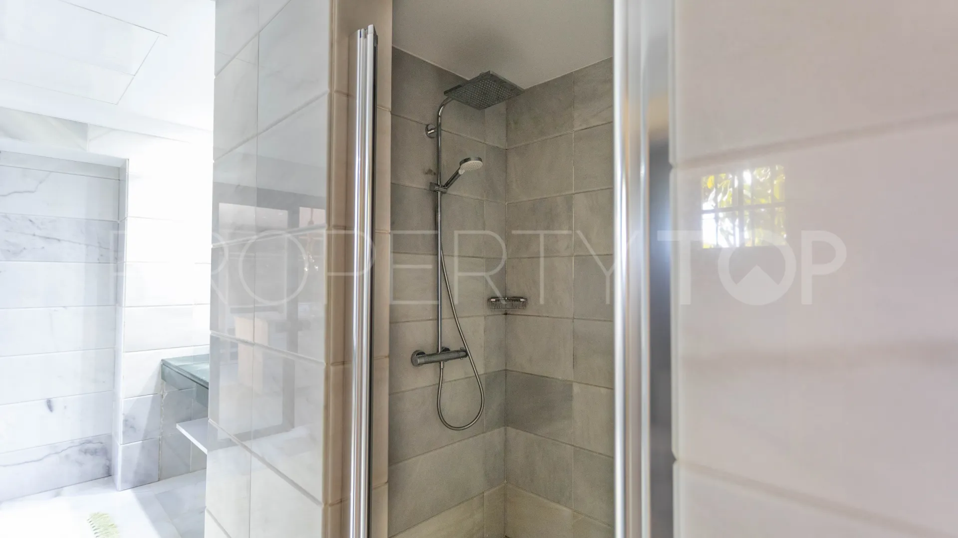 Villa for sale in Guadalmina Baja with 5 bedrooms