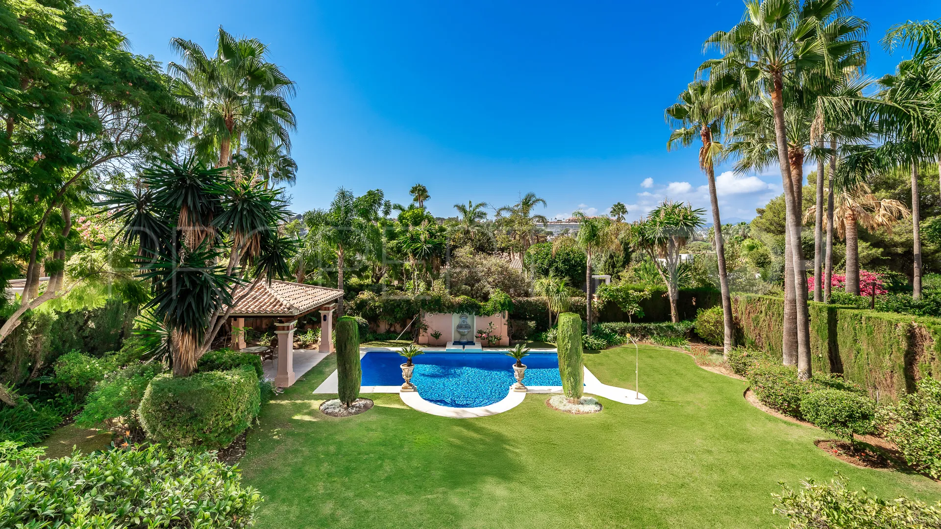 Villa en venta en Nueva Andalucia de 6 dormitorios