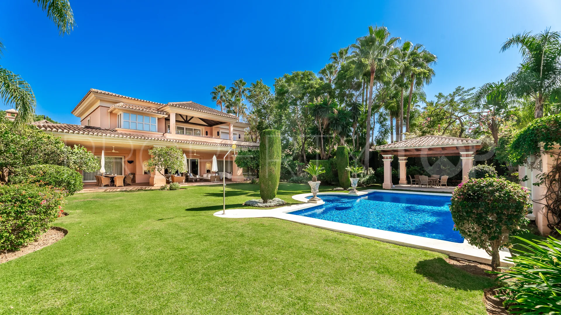 Villa en venta en Nueva Andalucia de 6 dormitorios