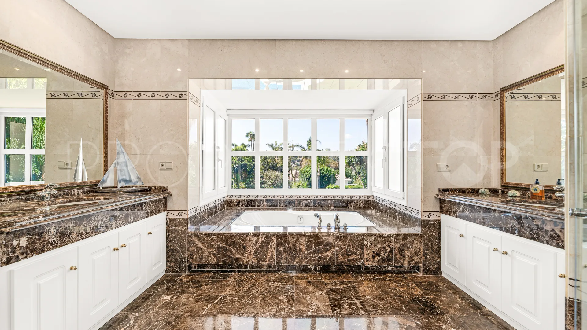 Villa en venta en Nueva Andalucia de 6 dormitorios